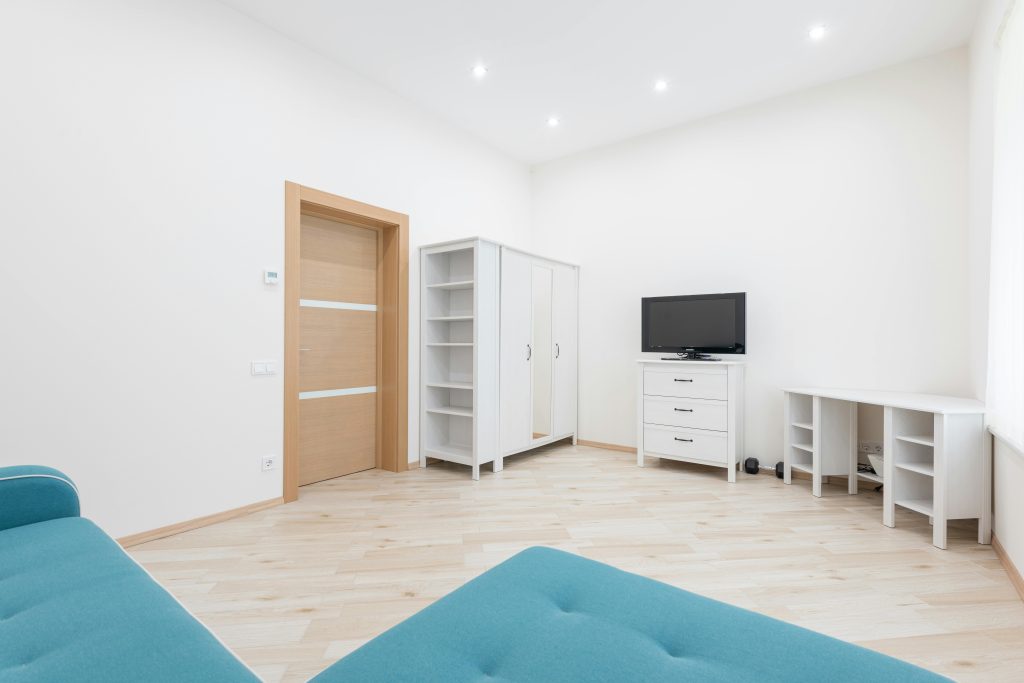 Comment agrandir une pièce visuellement sans travaux ?