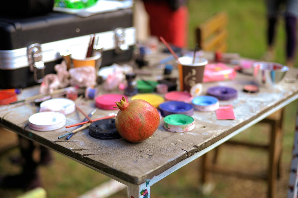 Comment bien repeindre une table basse ?