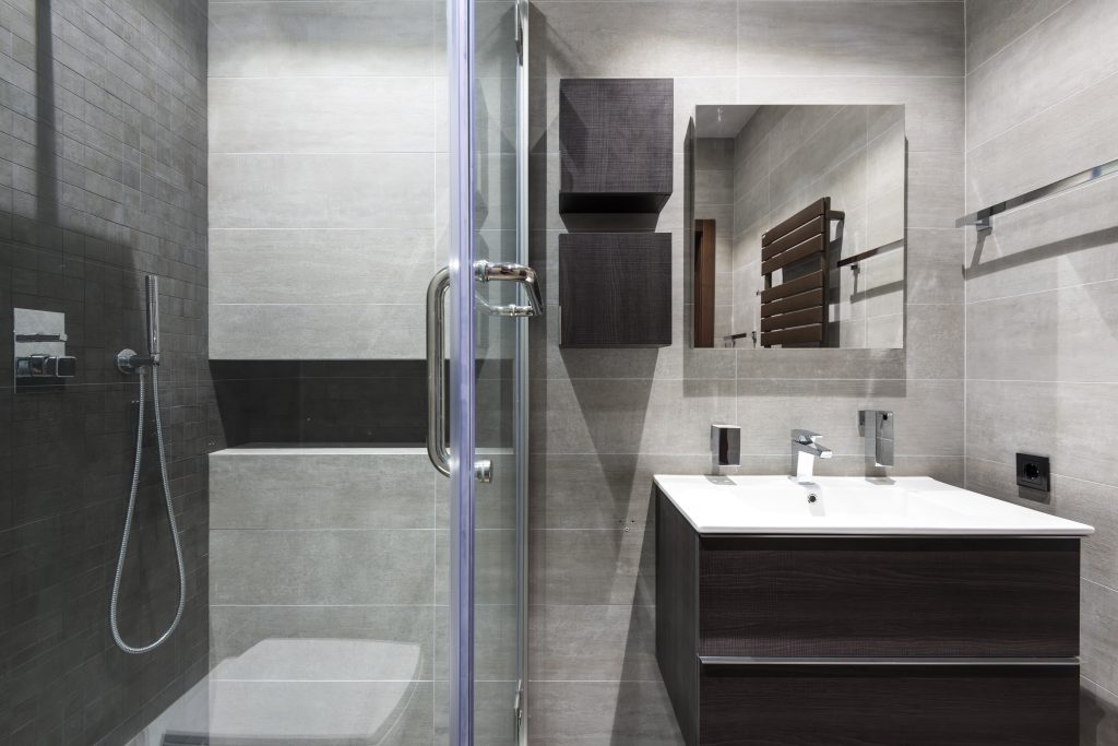 Comment agrandir une douche sans changer le bac ?