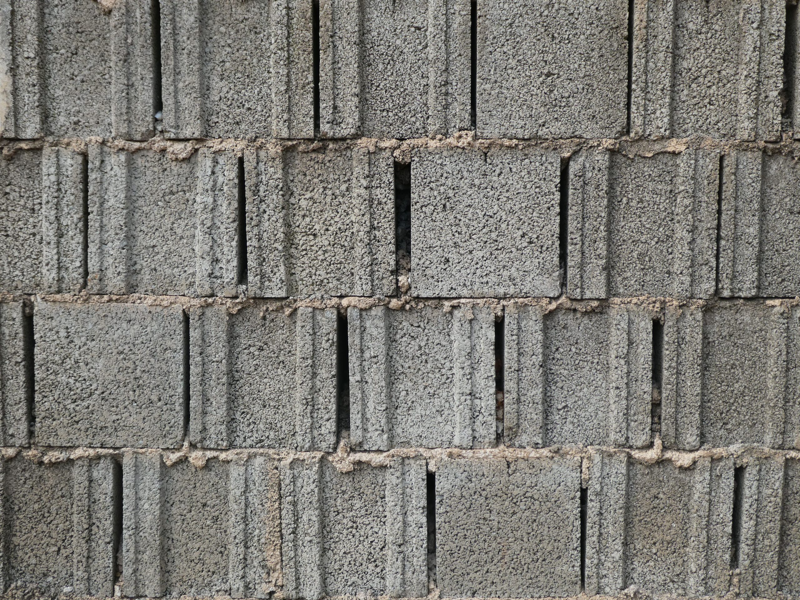 Mur en parpaing nu sans revêtement