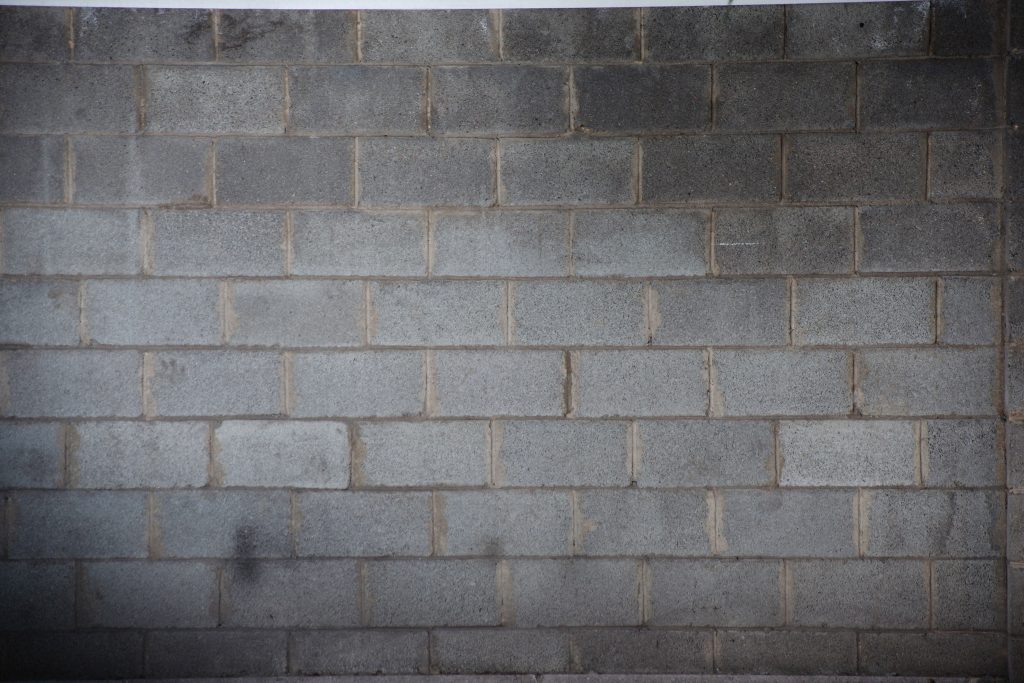 Peut-on vraiment laisser un mur en parpaing sans enduit ?