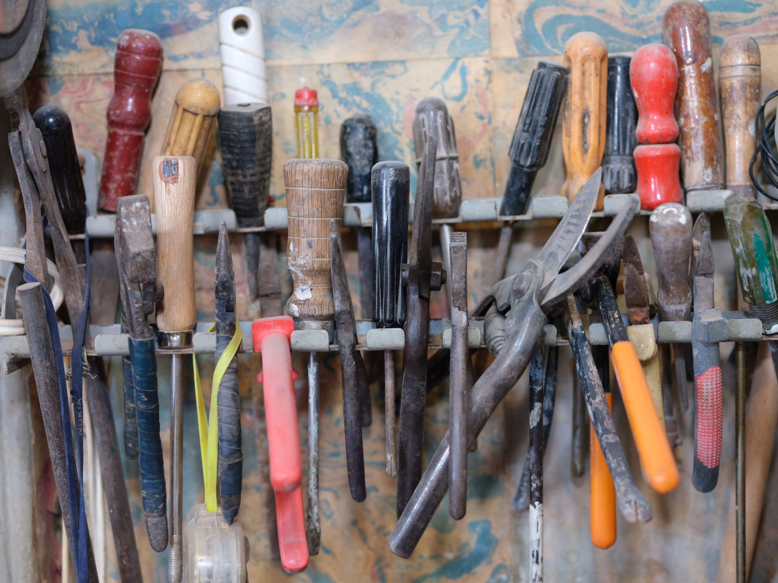 Outils rangés sur un rack d'atelier DIY