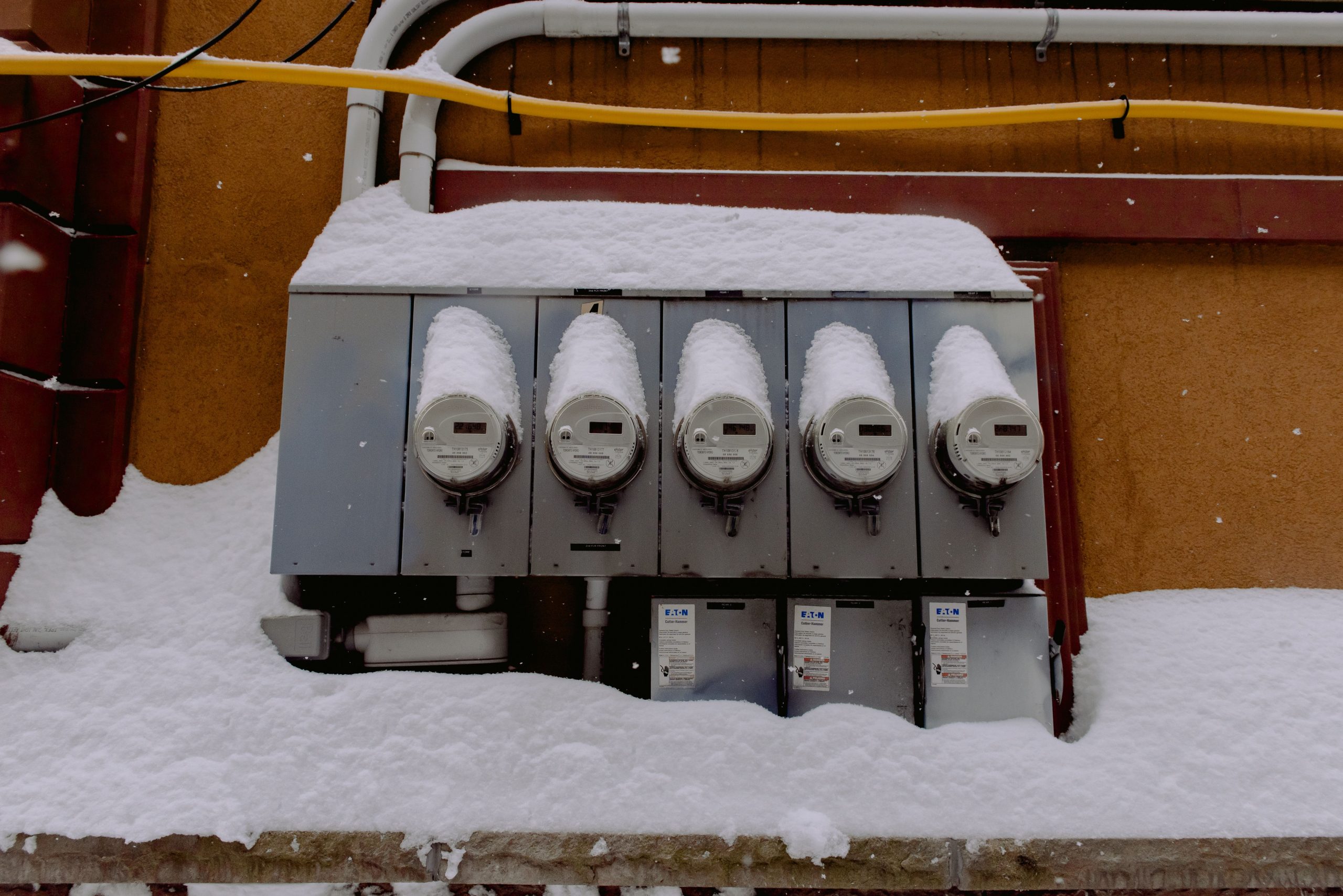 Compteurs électriques recouverts de neige en hiver