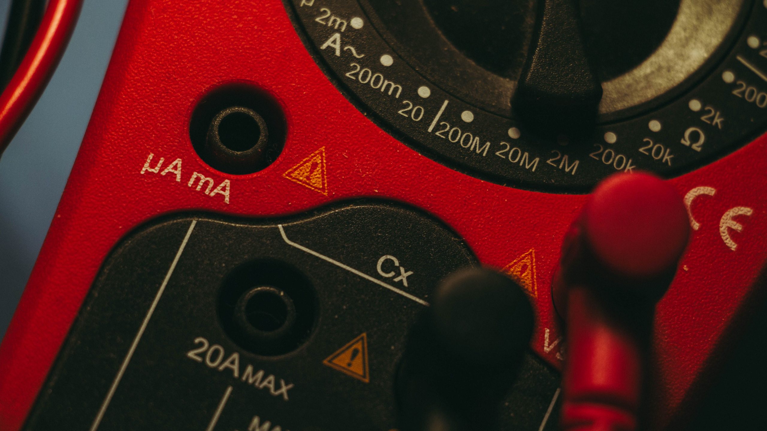 Multimètre rouge cadran connecteurs détail