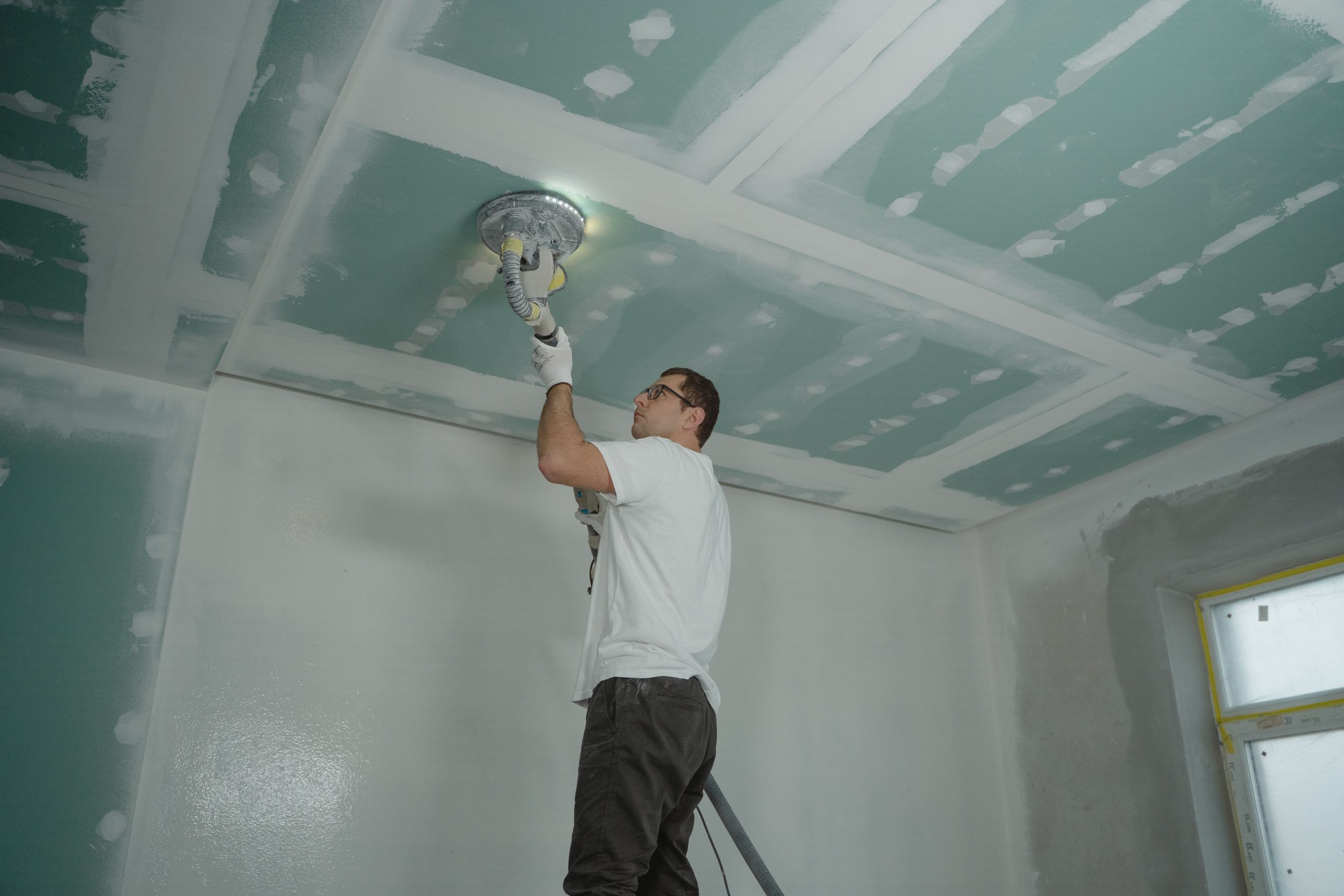 Travailleur polit plafond intérieur rénovation