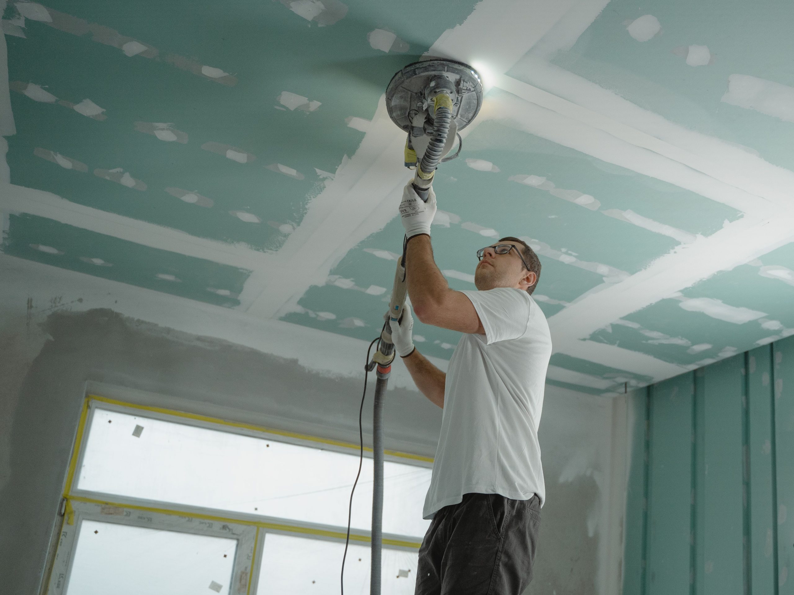 Professionnel ponce plafond chantier intérieur