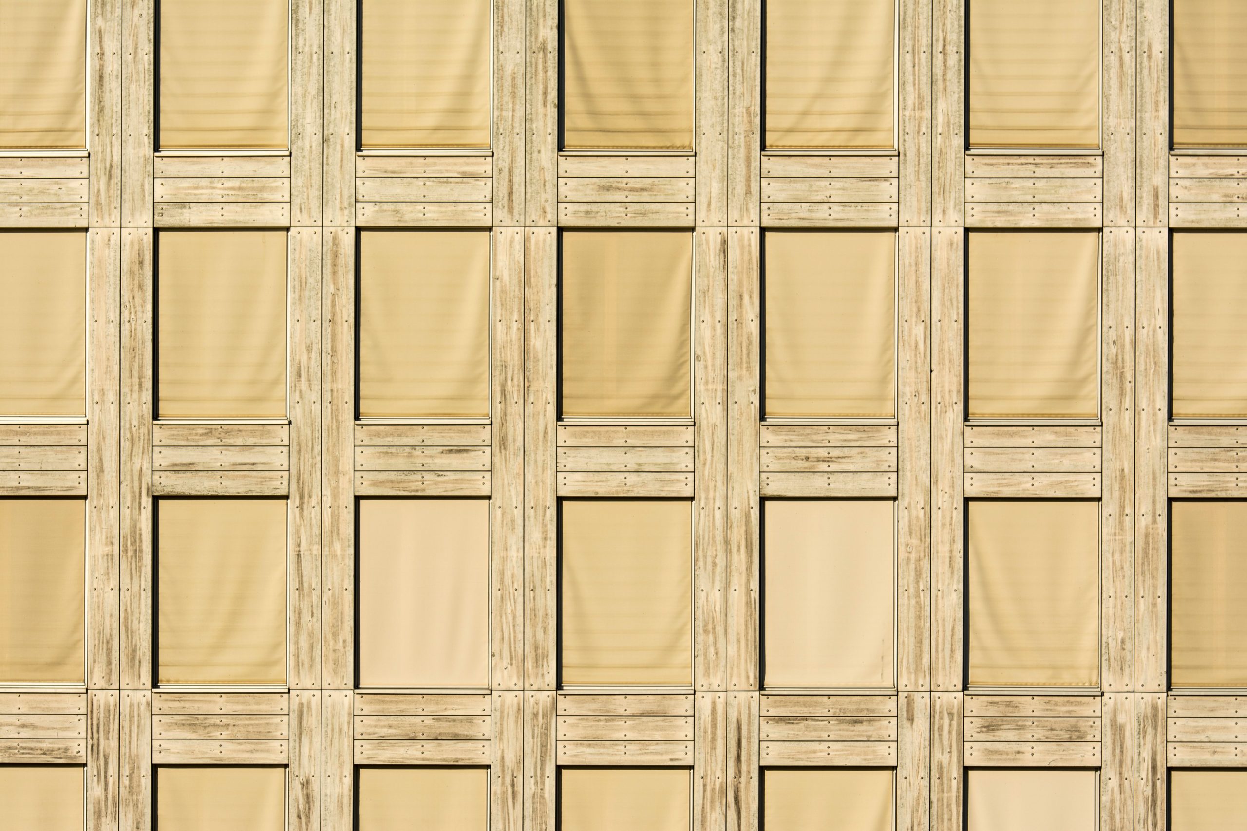 Détail architectural panneautage bois géométrique
