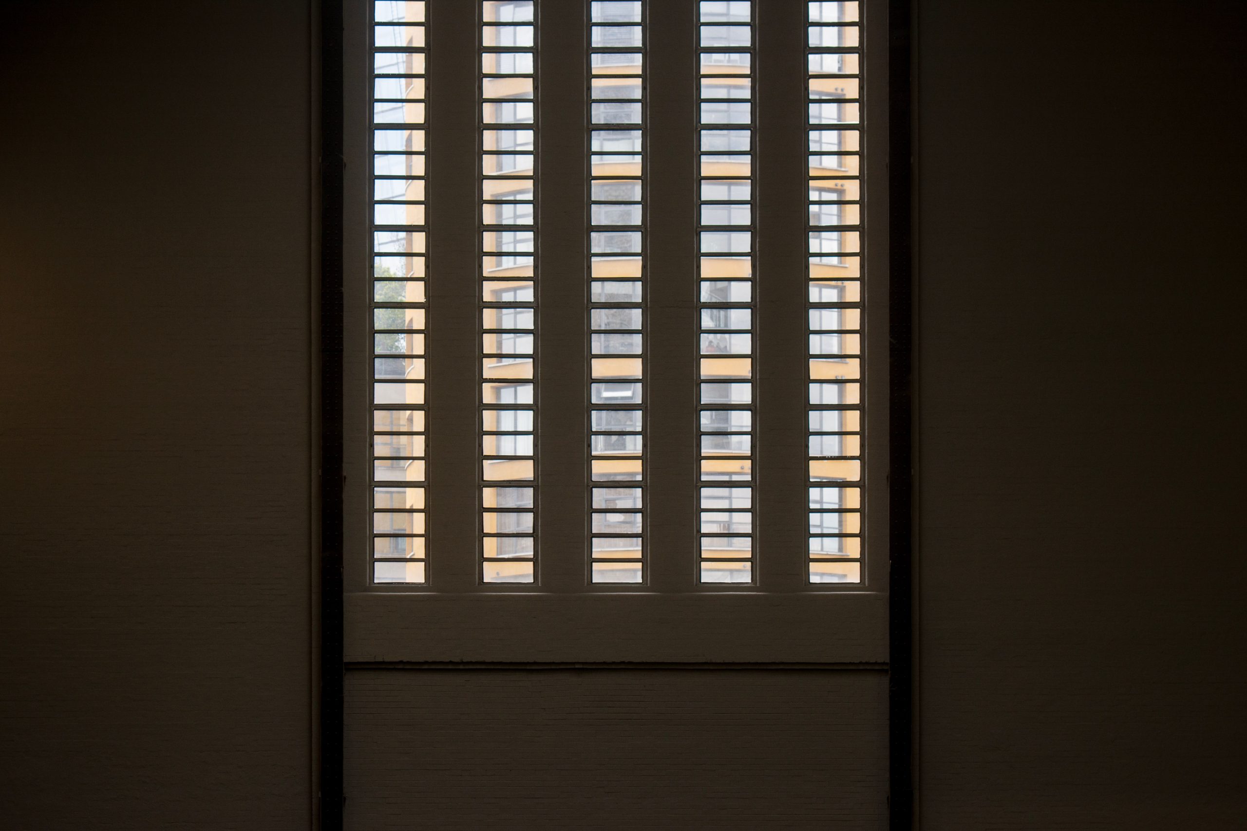 Immeuble moderne vu à travers stores fenêtre