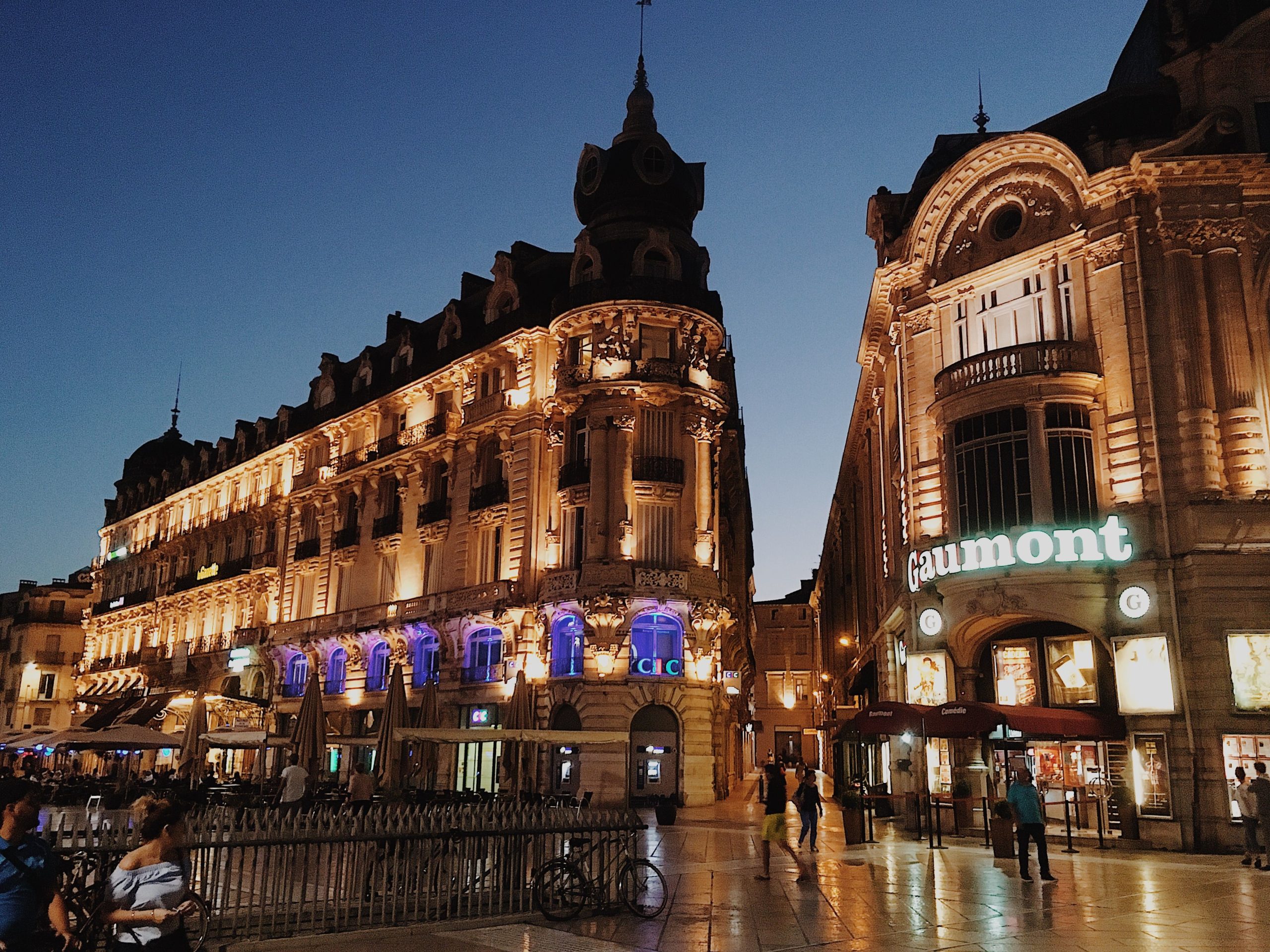 Paysage urbain Montpellier illuminé au crépuscule