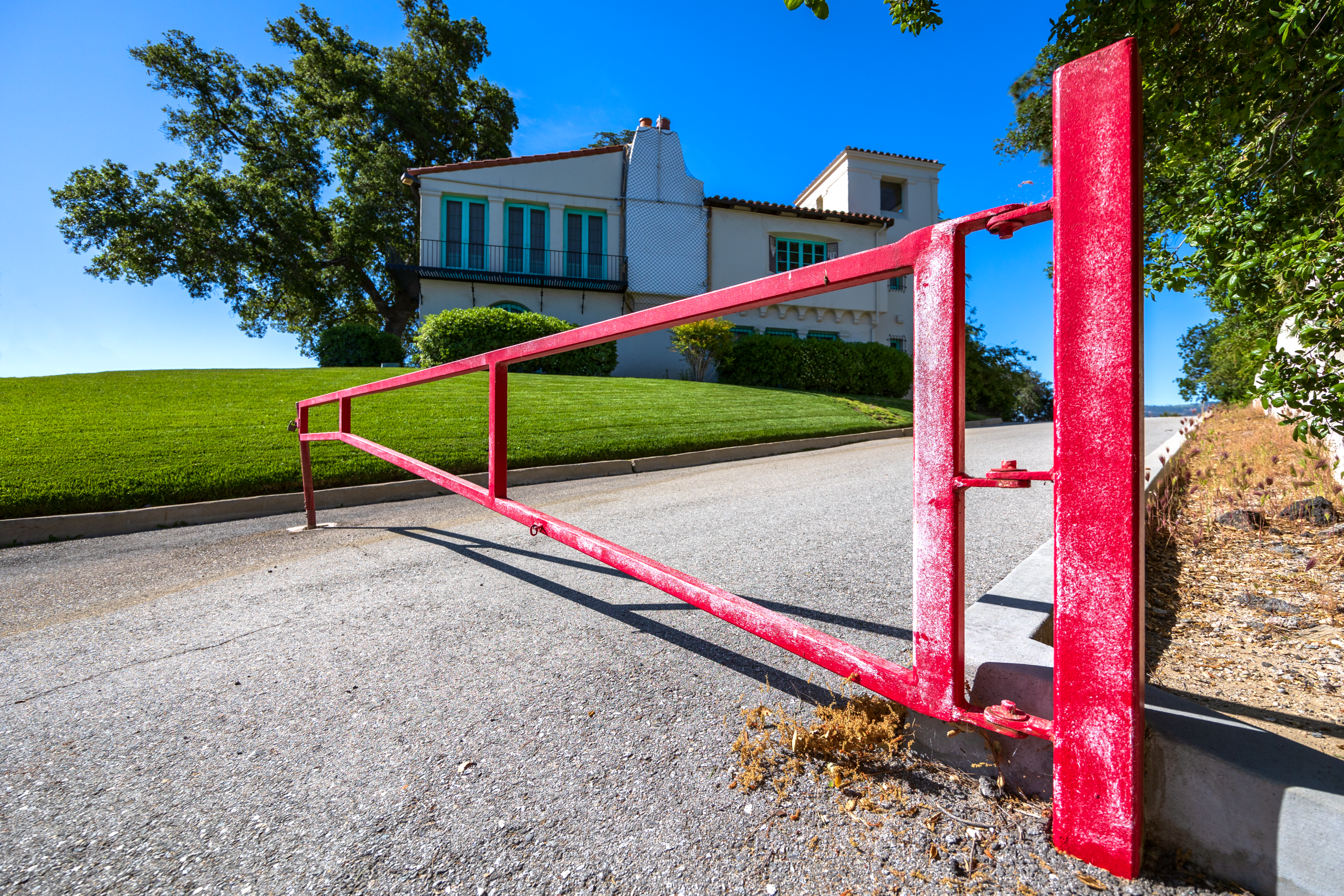 Portail rouge vif avec piliers marquant l'entrée