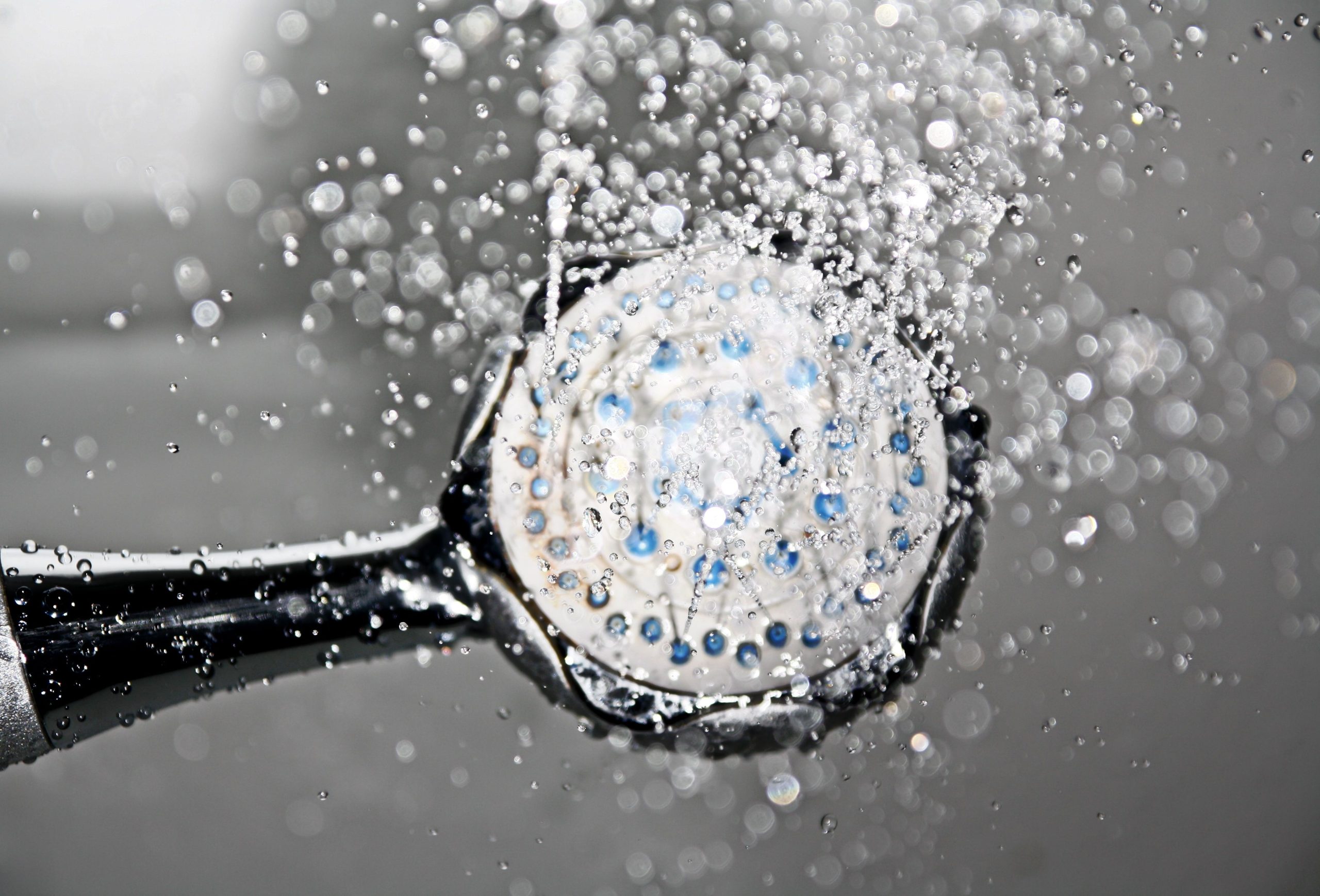 Gouttelettes d'eau sortant d'une pomme douche