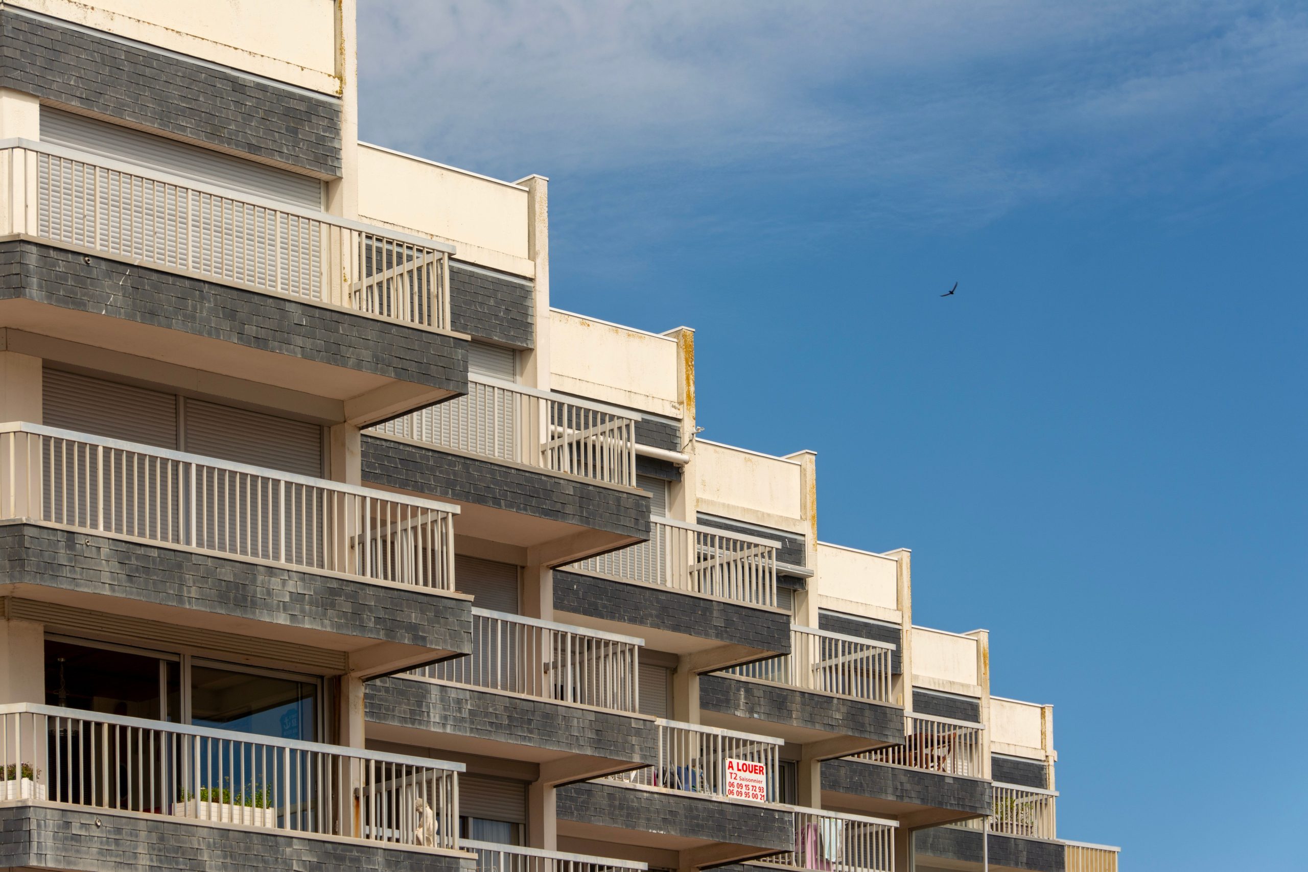 Bâtiment contemporain avec balcons et ciel dégagé