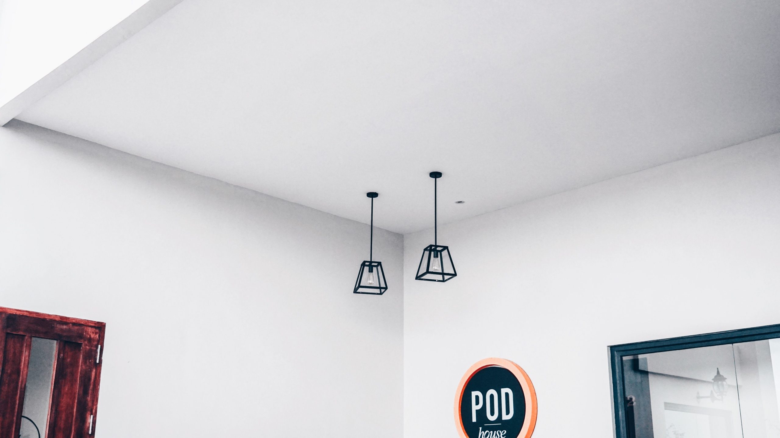 Intérieur moderne avec luminaires géométriques