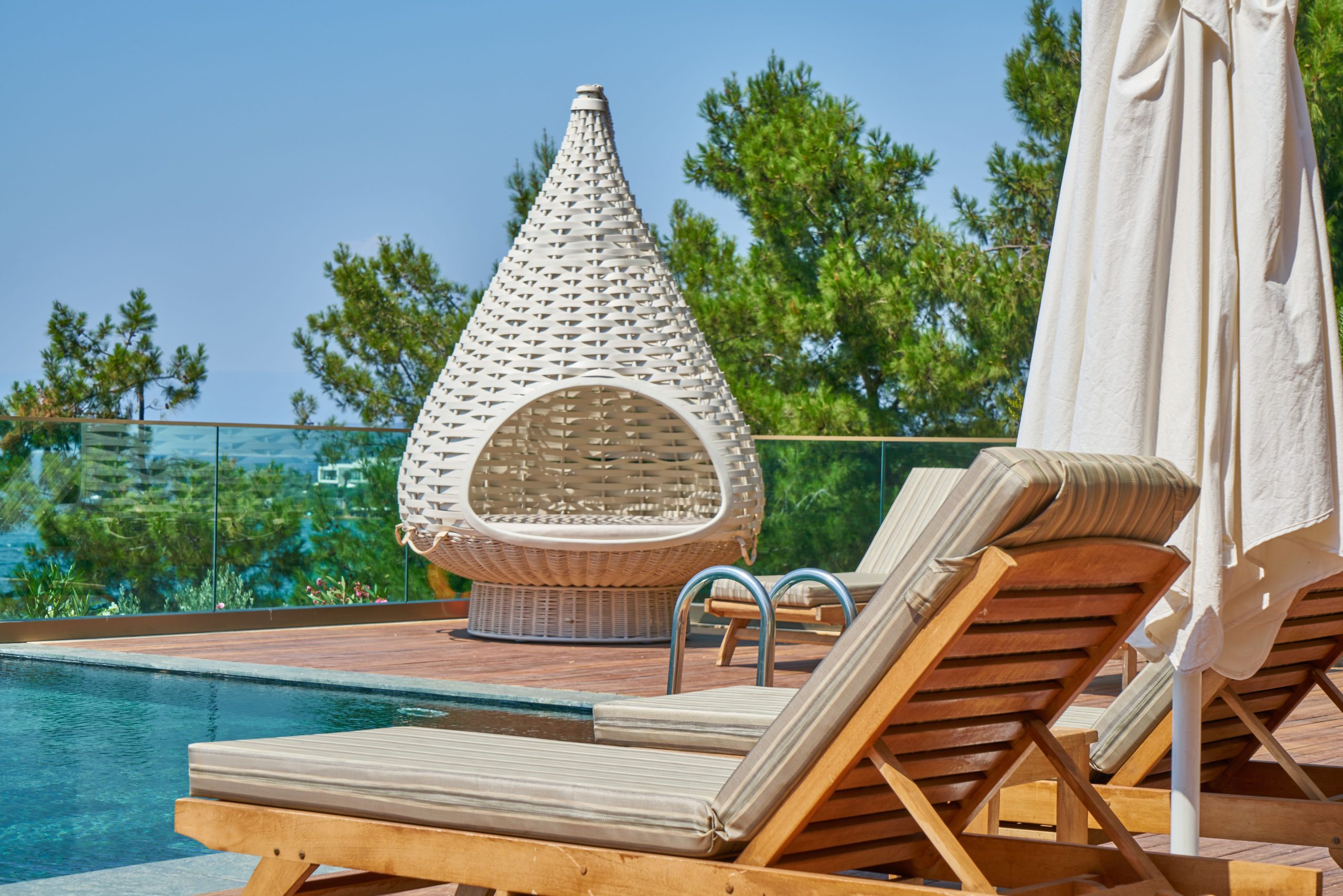 Bains de soleil modernes en cadre tropical luxueux