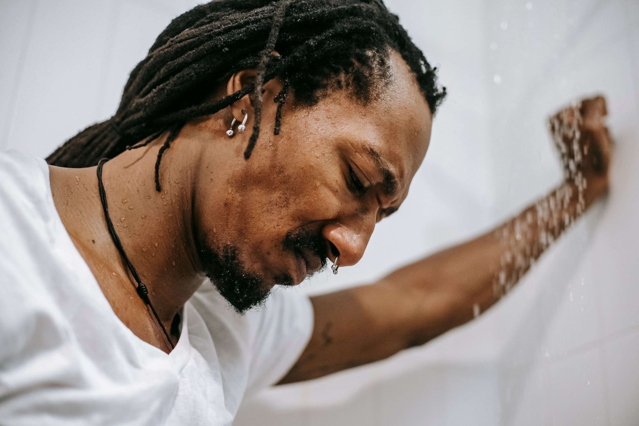 Homme frustré sous faible pression d'eau