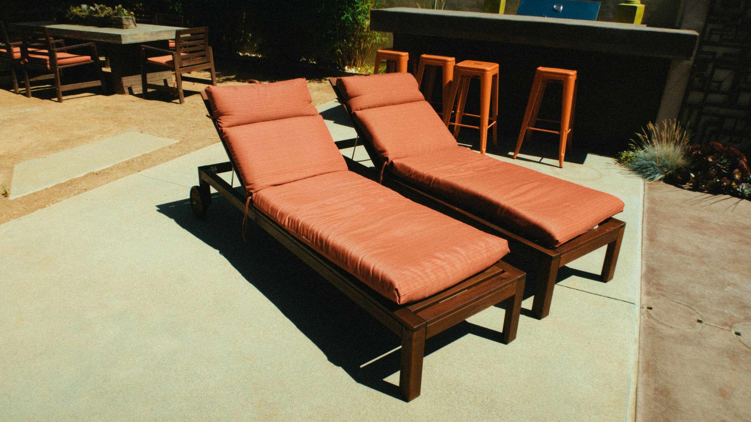 Terrasse extérieure avec chaises longues bois design
