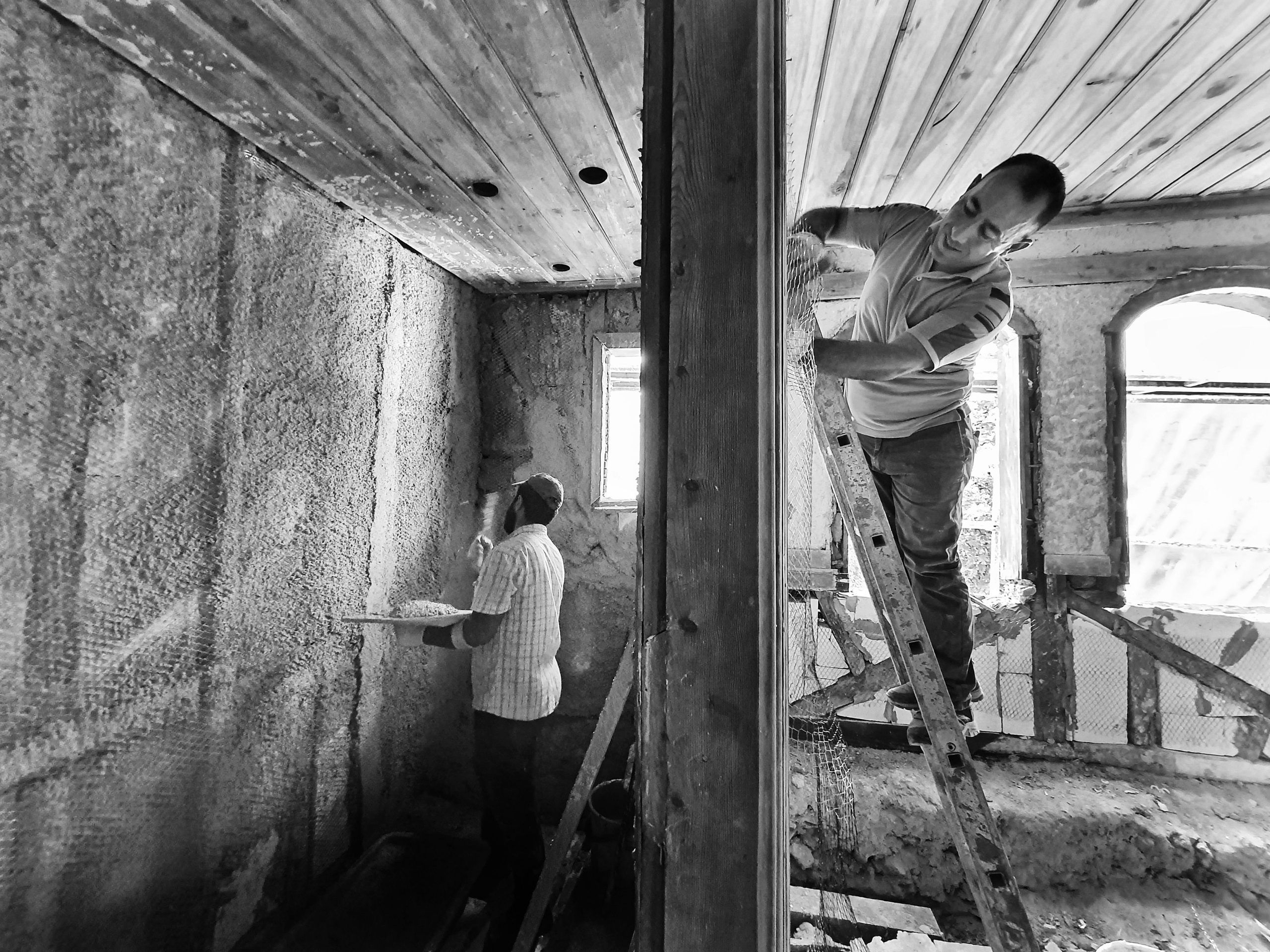 Deux ouvriers rénovent ensemble avec professionnalisme