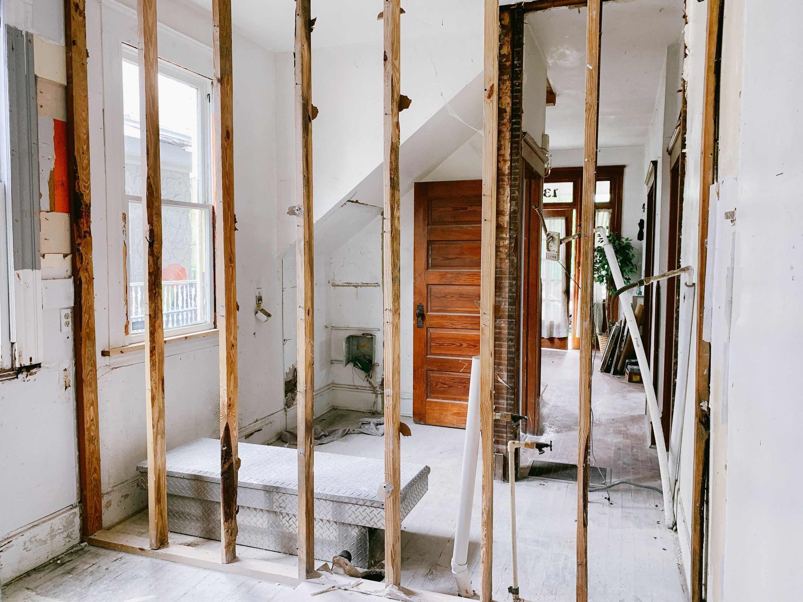 Intérieur maison rénovation poutres apparentes