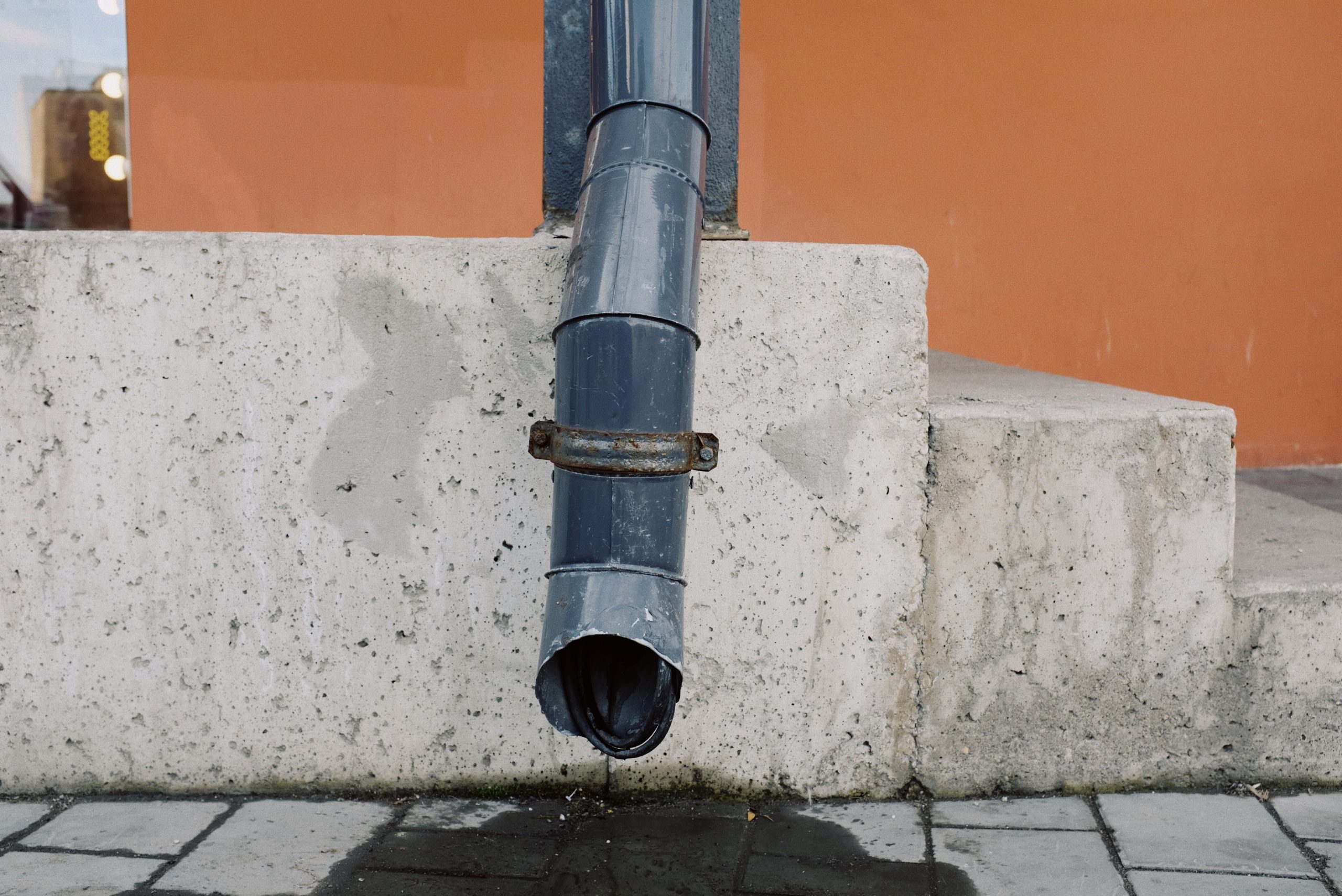 Tuyau de drainage rouillé sur mur béton