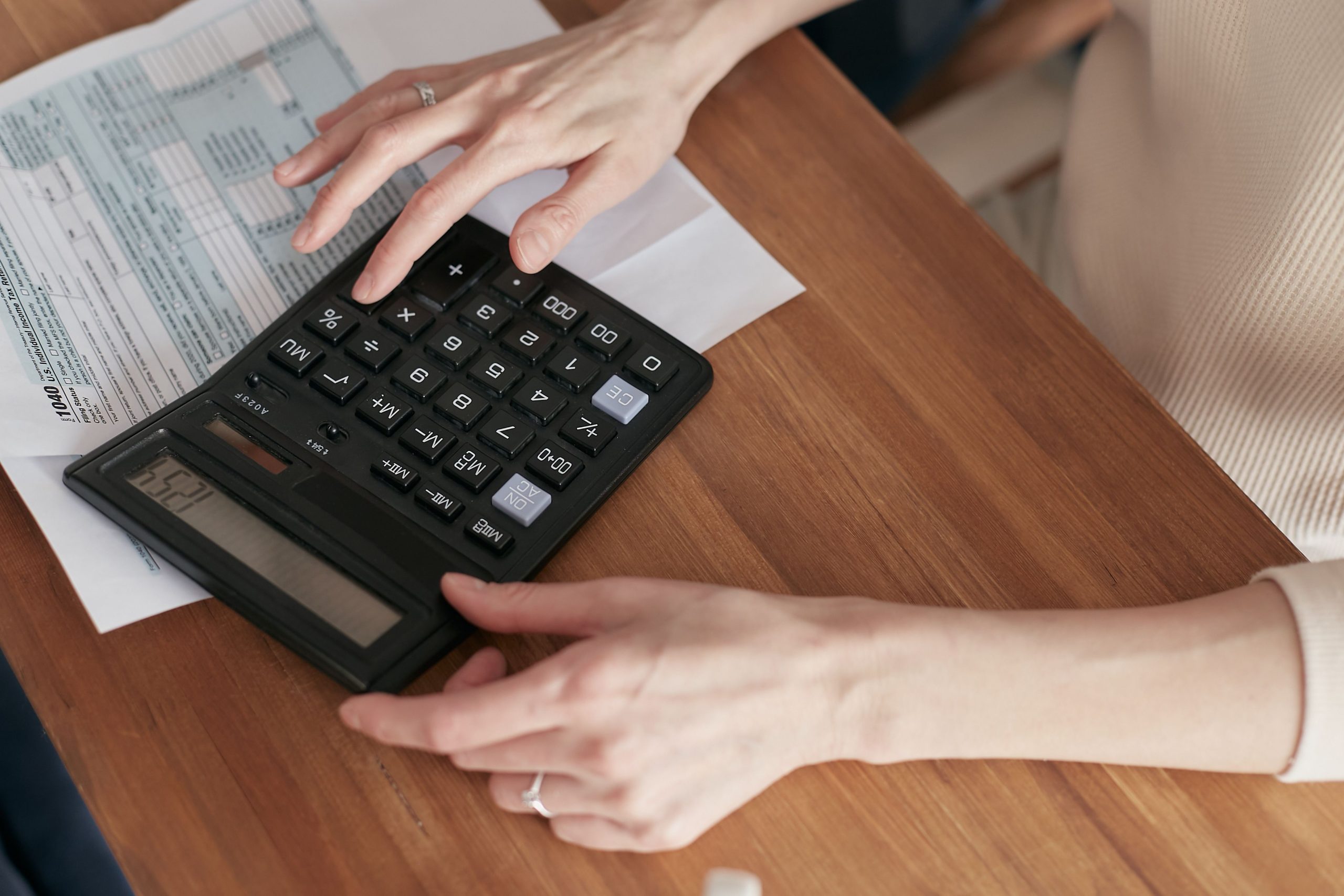 Femme calculant ses impôts à domicile