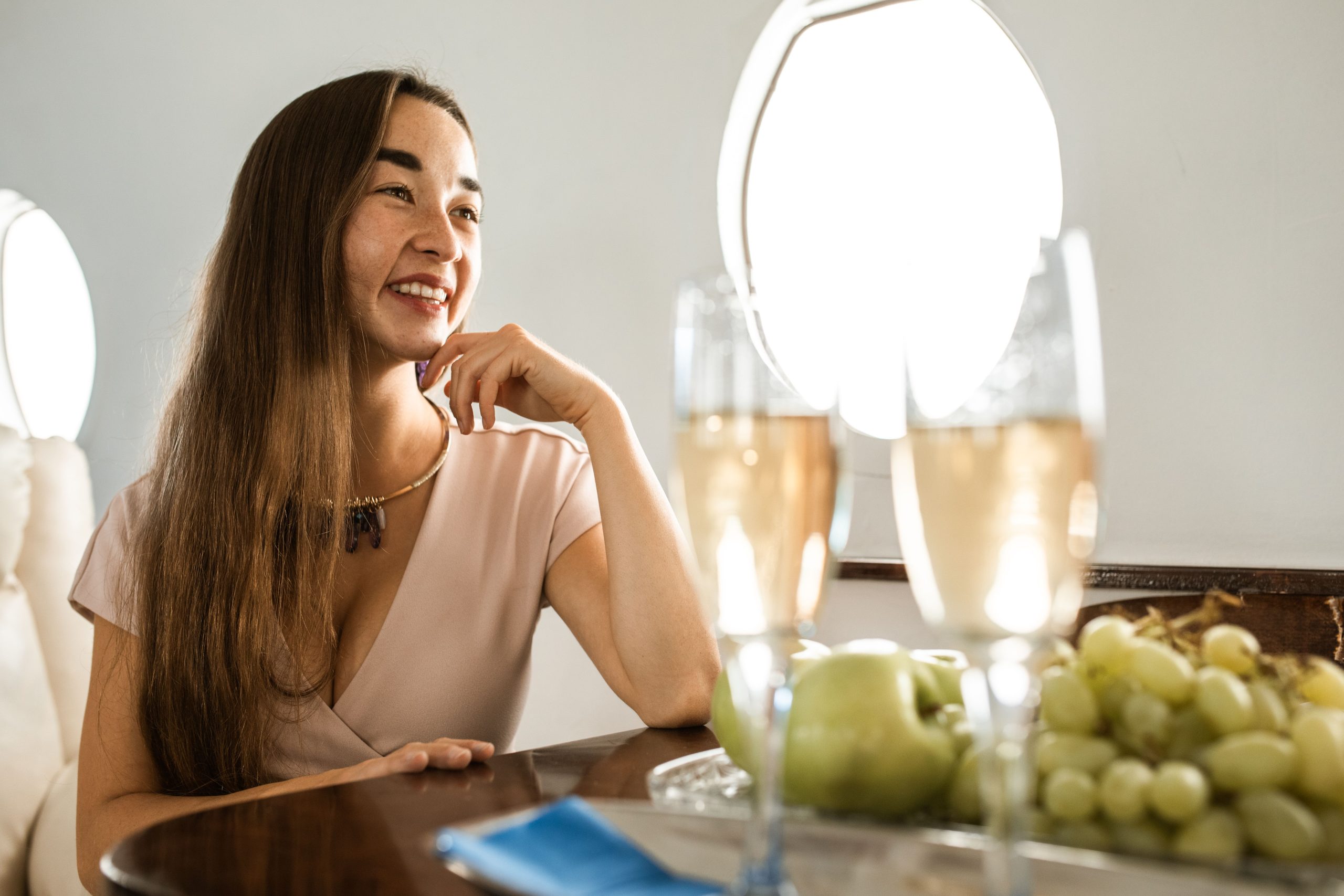 Femme relaxant en jet privé luxueux
