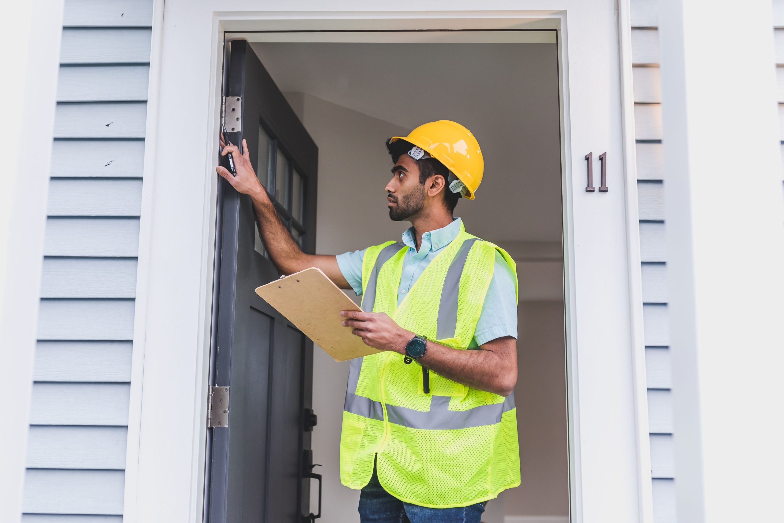 Expert contrôlant l'alignement porte extérieur