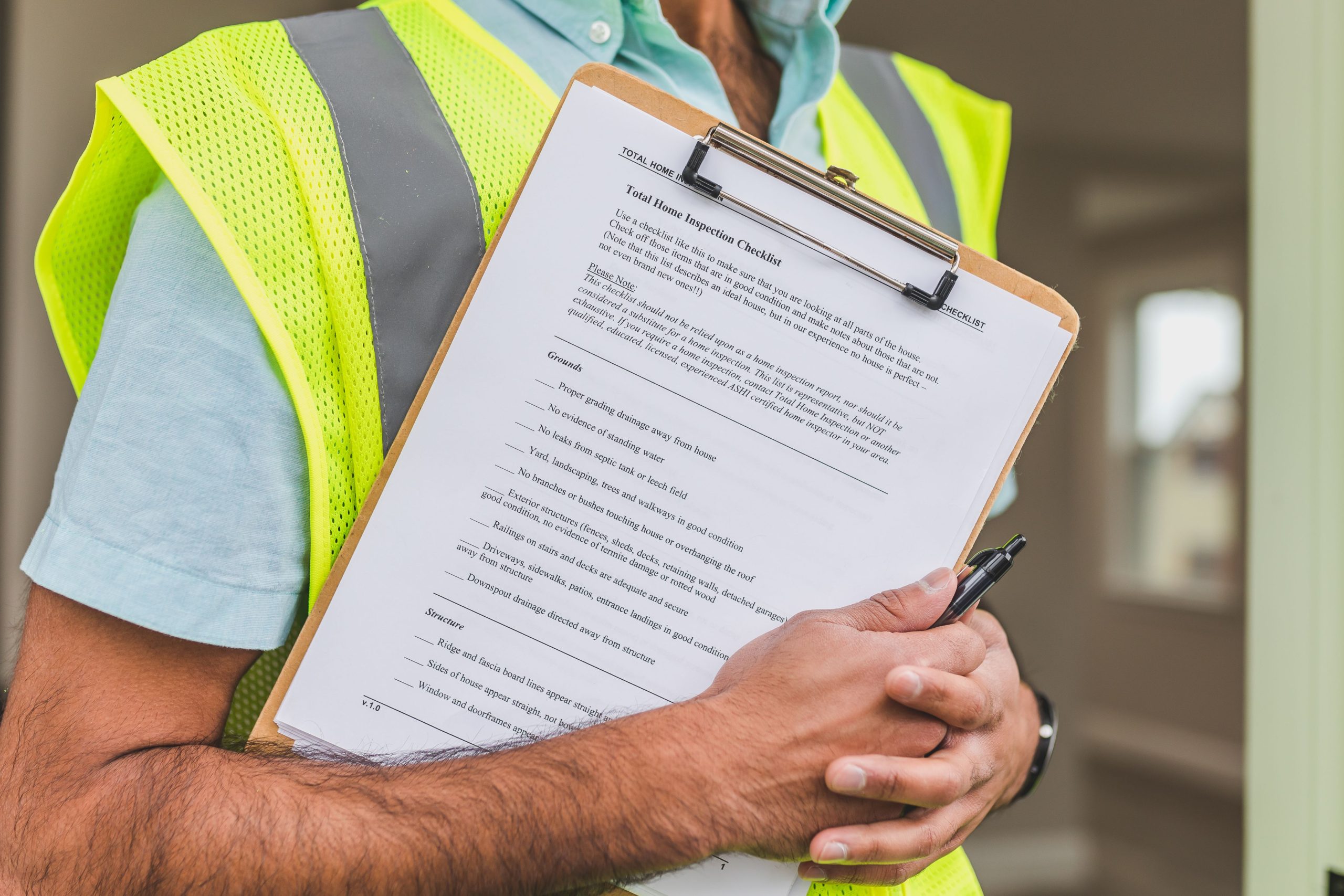 Inspecteur tenant checklist audit énergétique