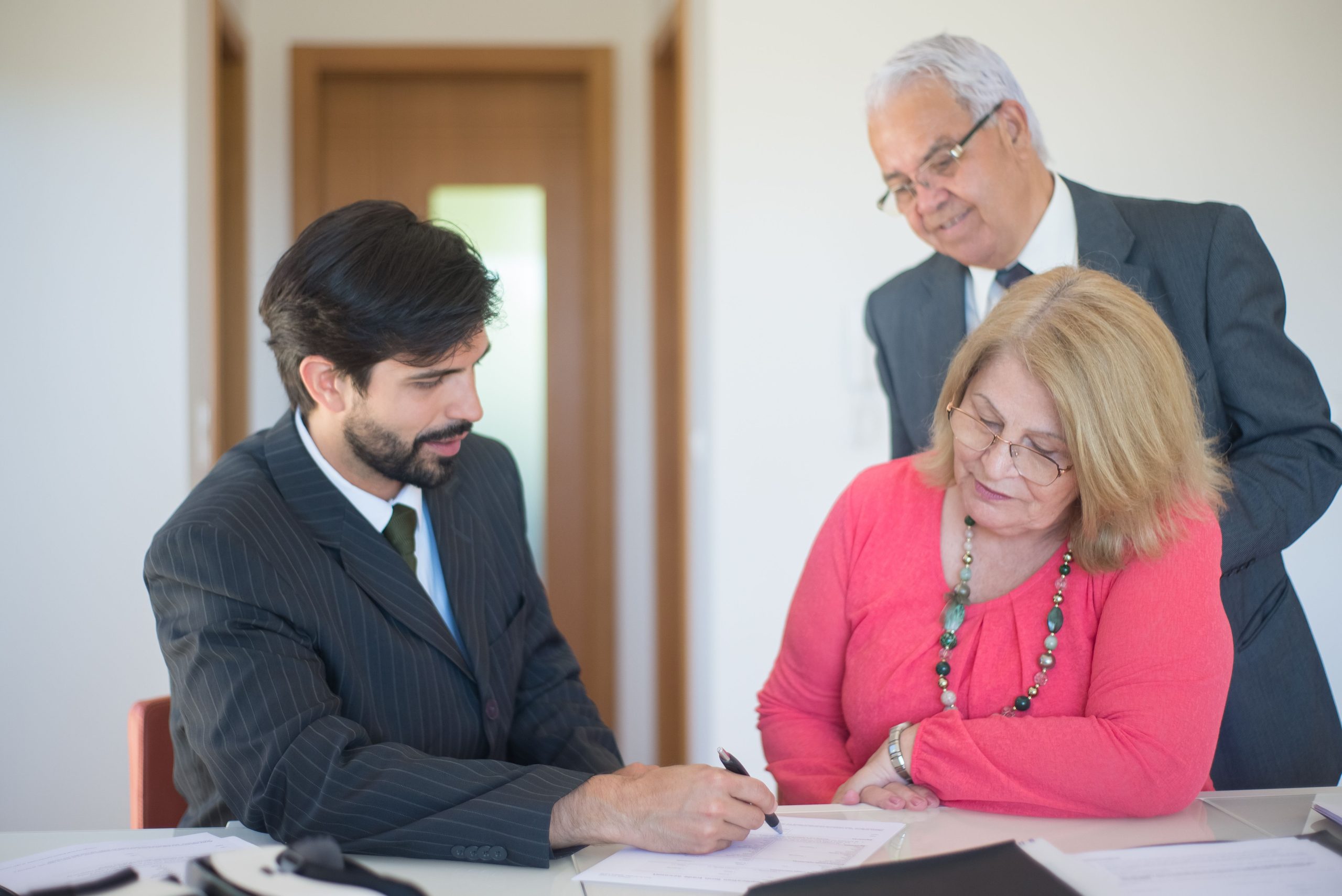 Couple sénior signe documents avec agent
