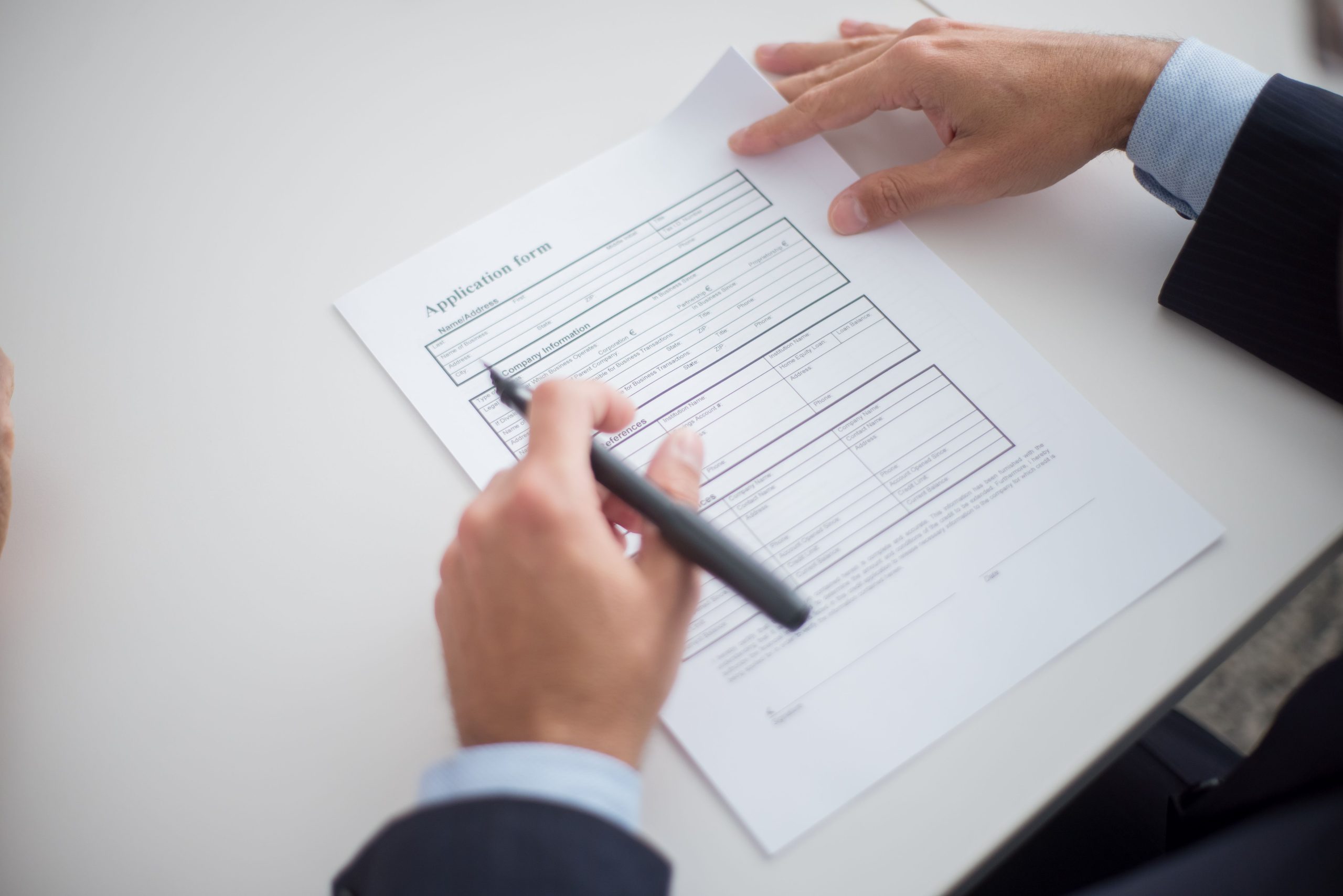 Professionnel examinant formulaire candidature à bureau