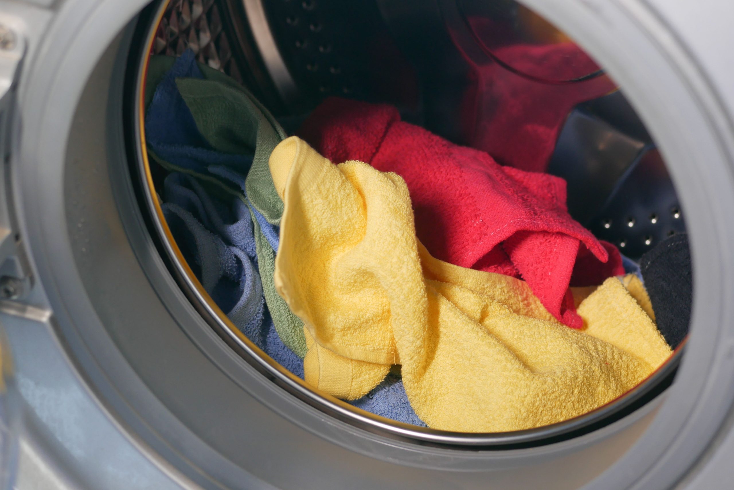 Serviettes multicolores à l'intérieur machine à laver
