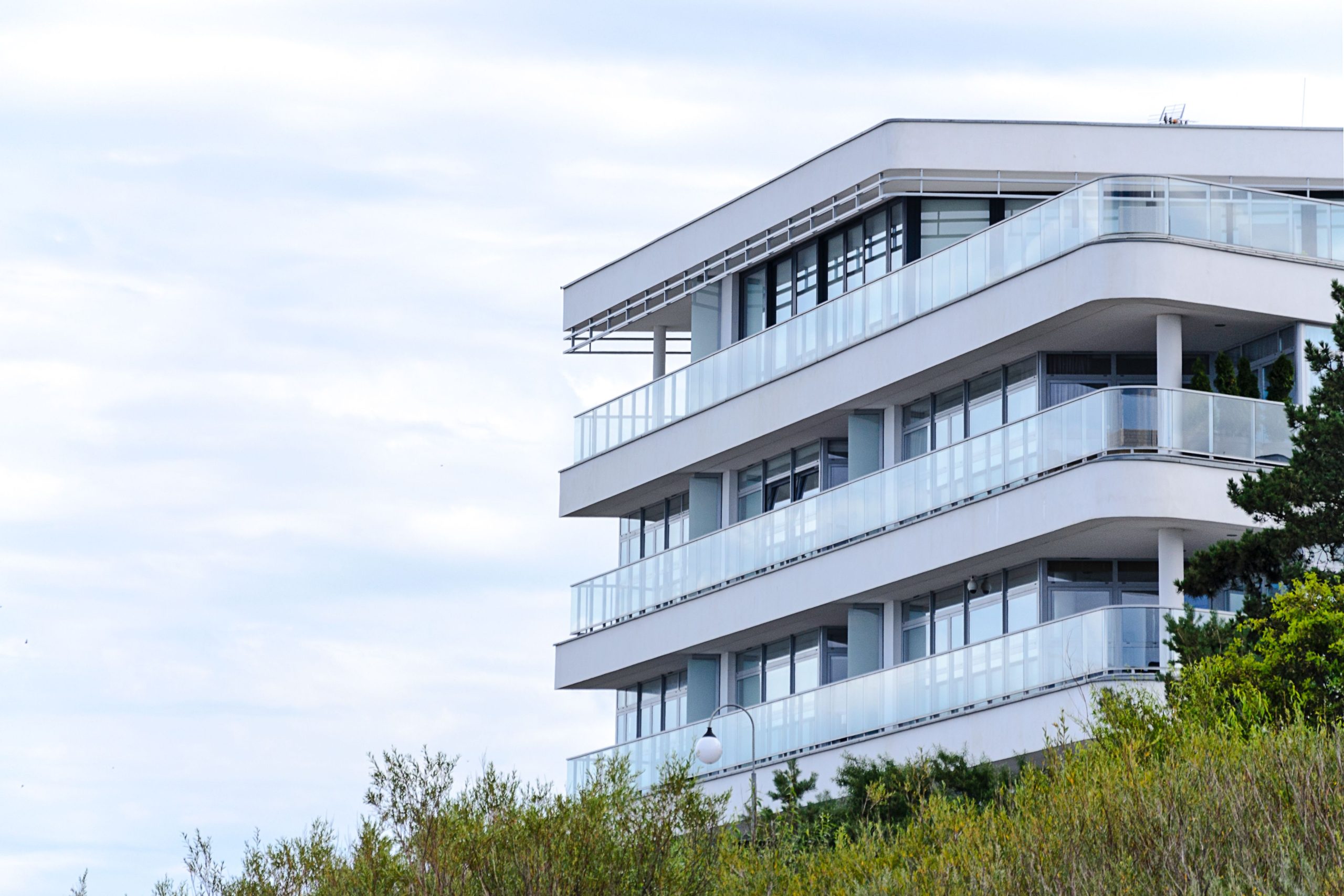 Immeuble contemporain aux balcons vitrés