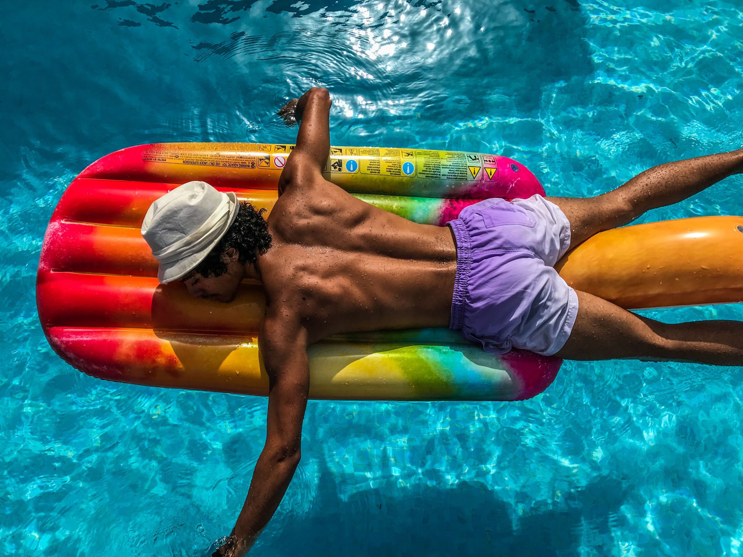 Personne détente matelas air coloré piscine Lisbonne