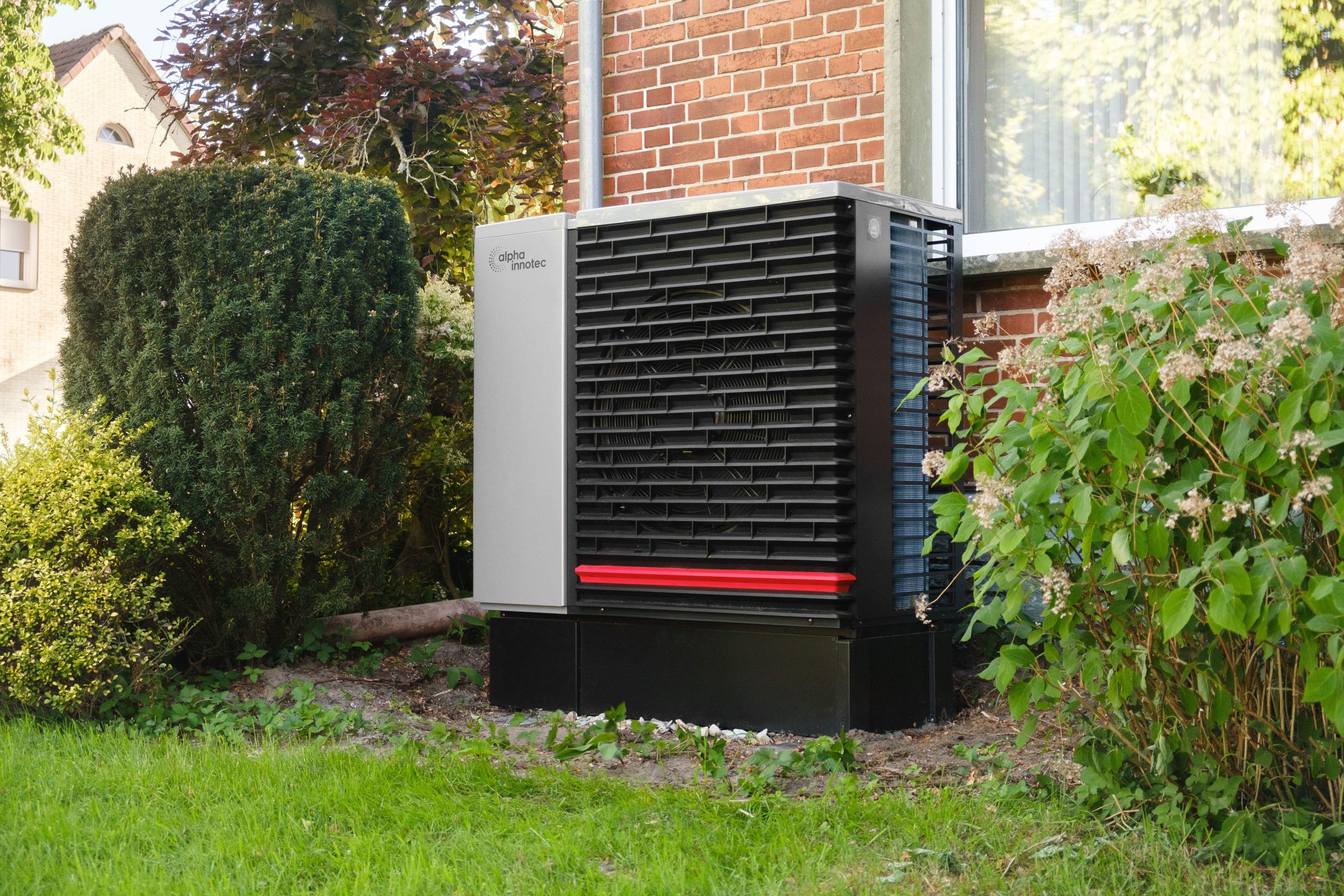 Pompe à chaleur efficace dans un jardin résidentiel