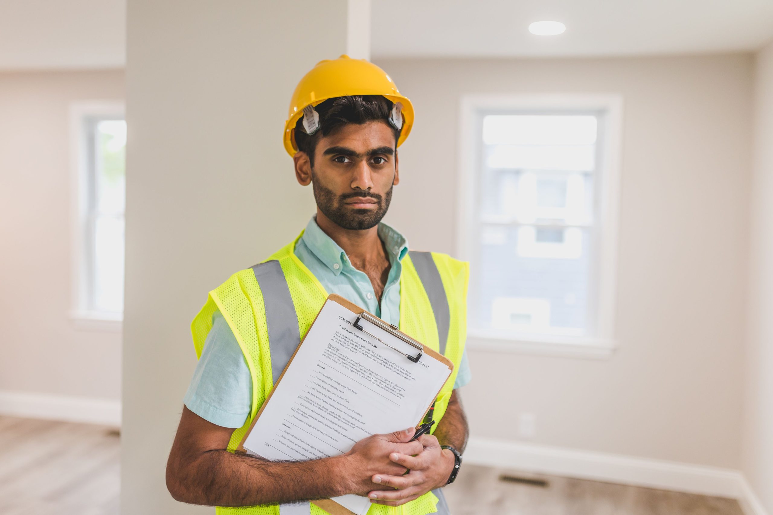 Technicien audit avec clipboard intérieur