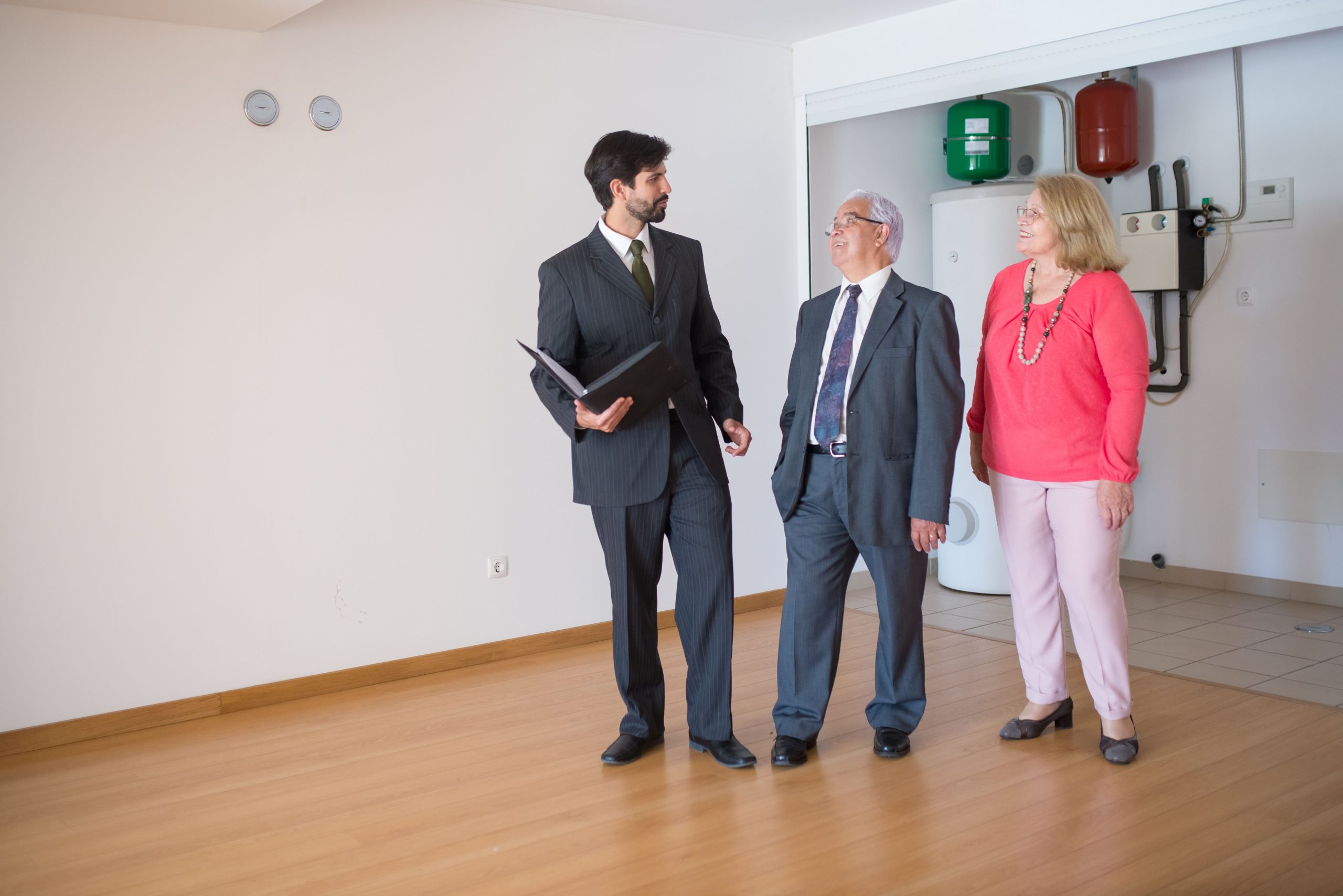 Couple senior visitant un logement avec un agent immobilier