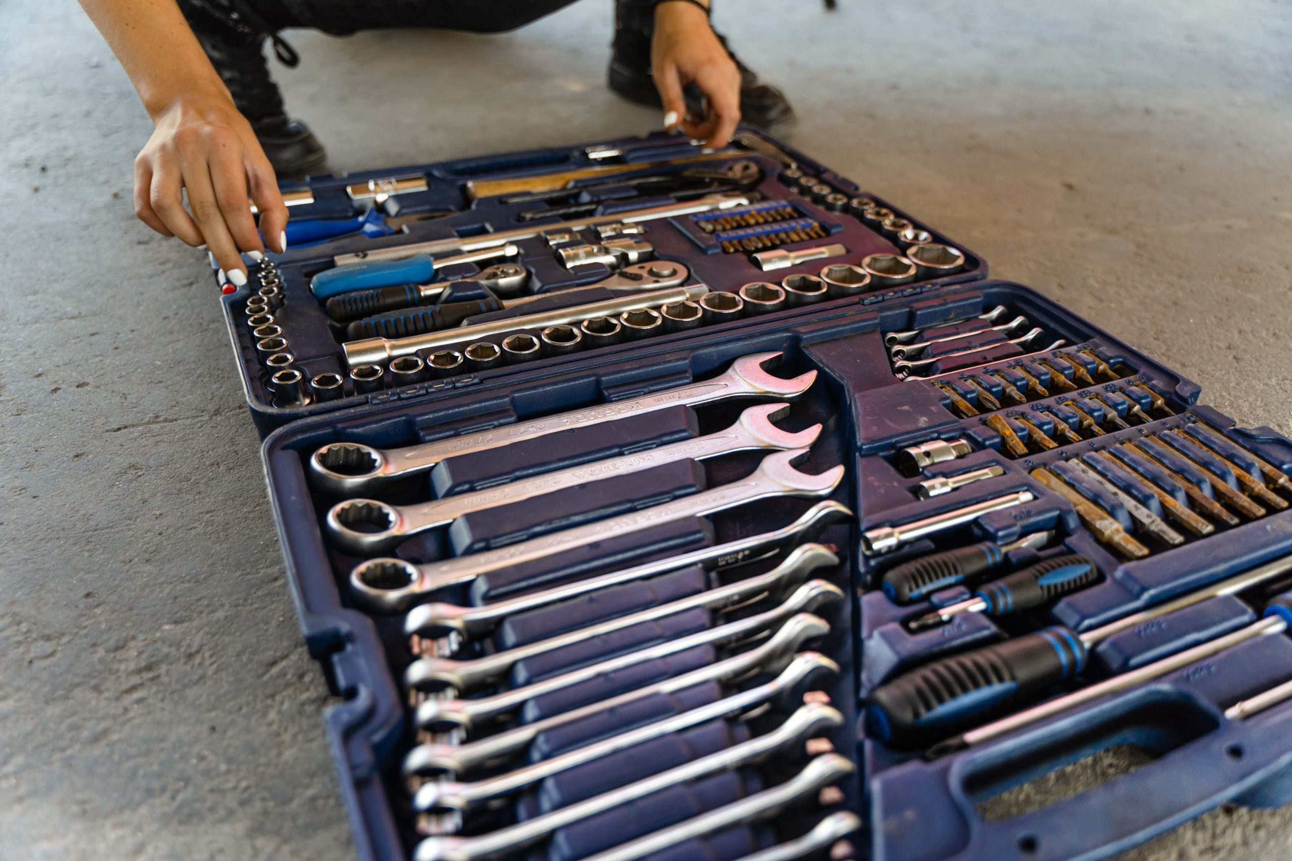 Boîte à outils ouverte avec clés et tournevis