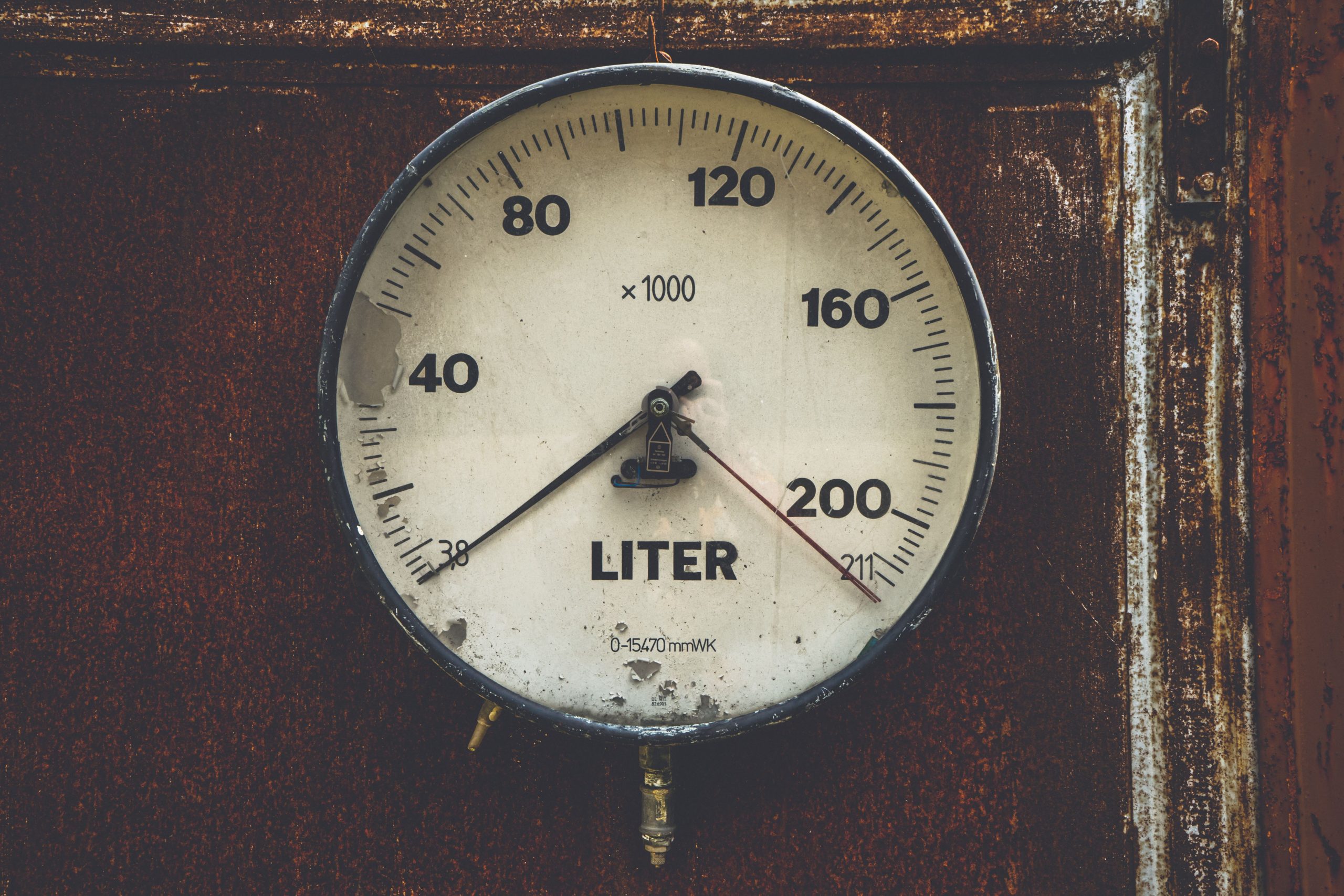 Cadran analogique vintage affichant des litres