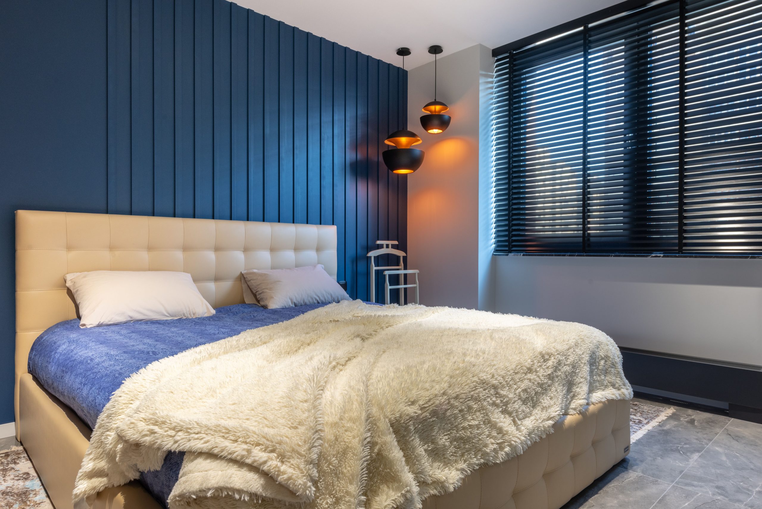 Chambre moderne avec lit et radiateur