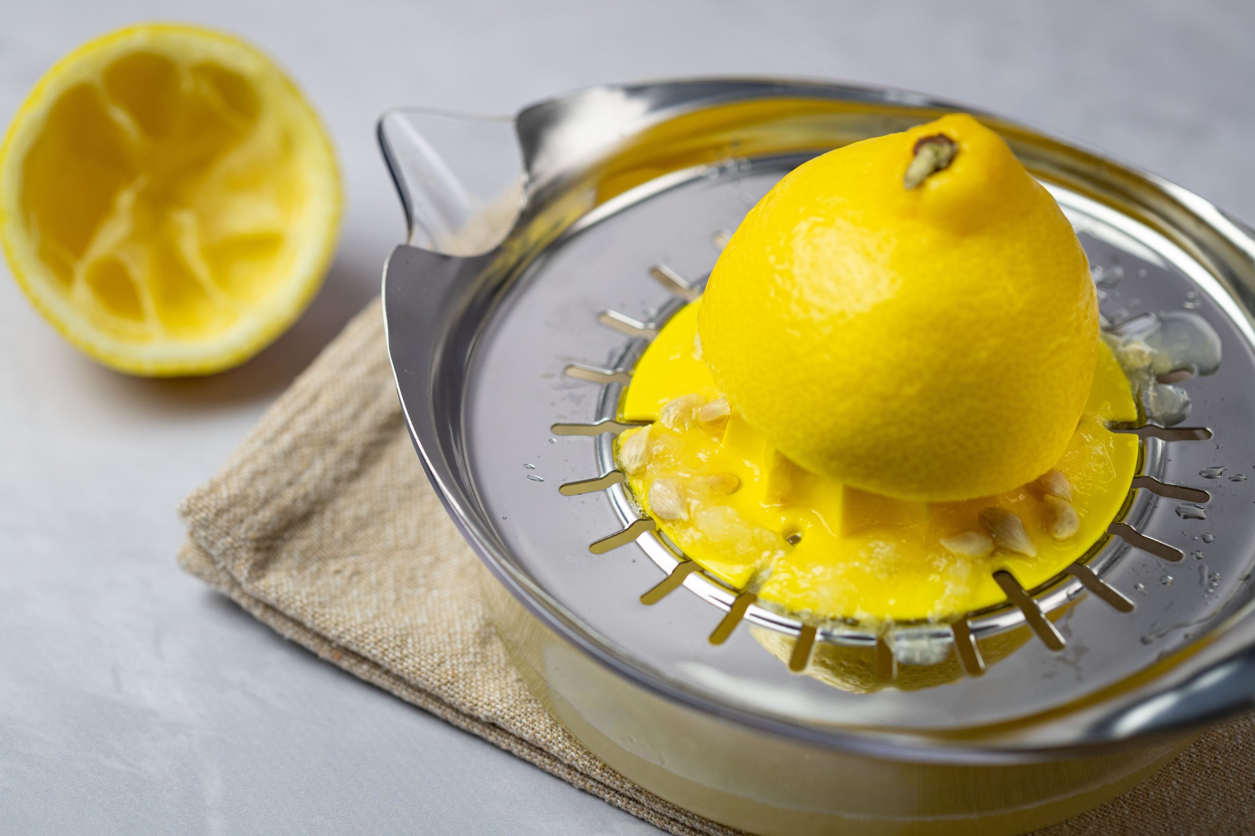 Citron pressé sur un presse-agrumes métallique