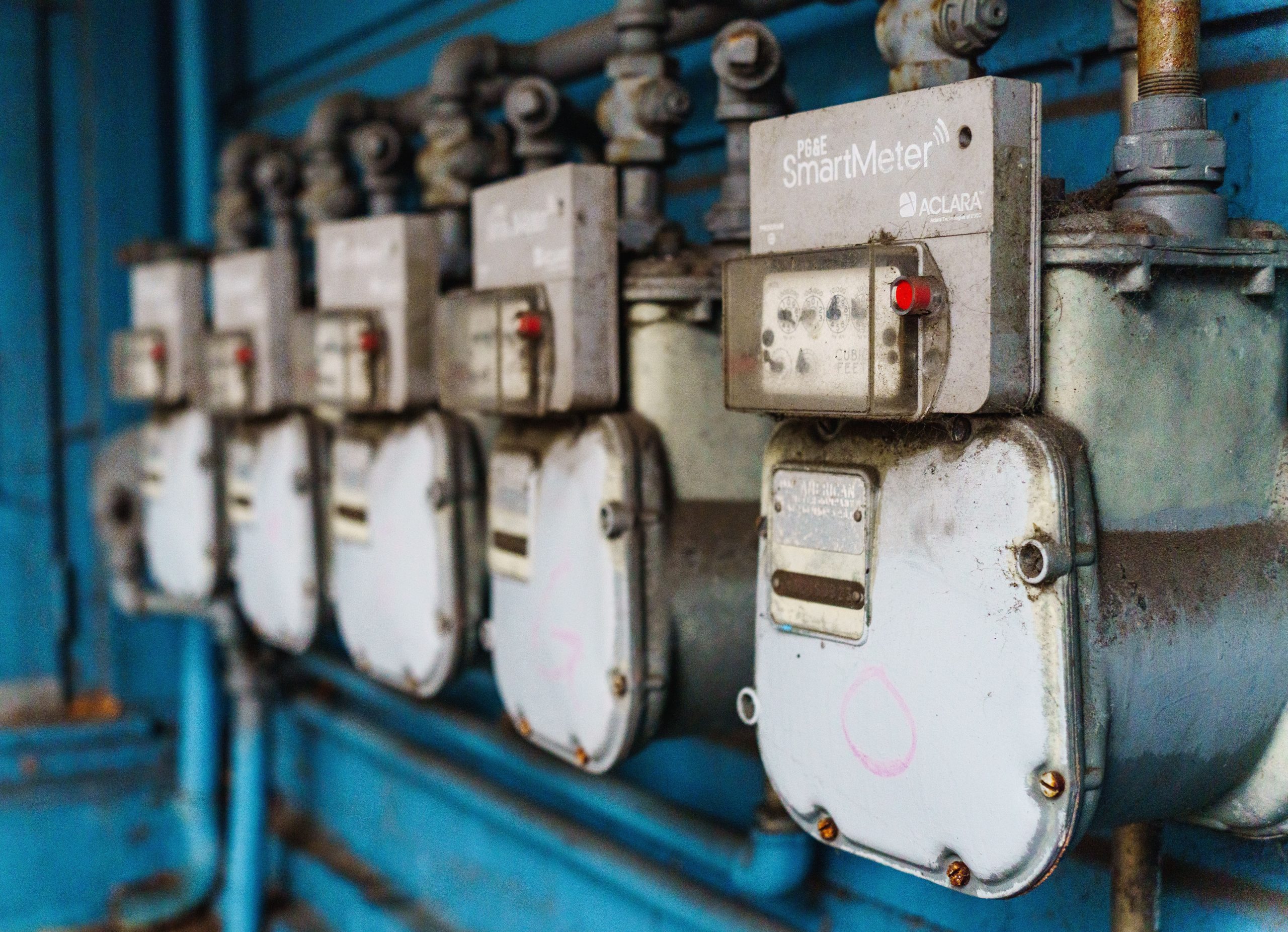 Compteurs intelligents alignés sur un mur industriel