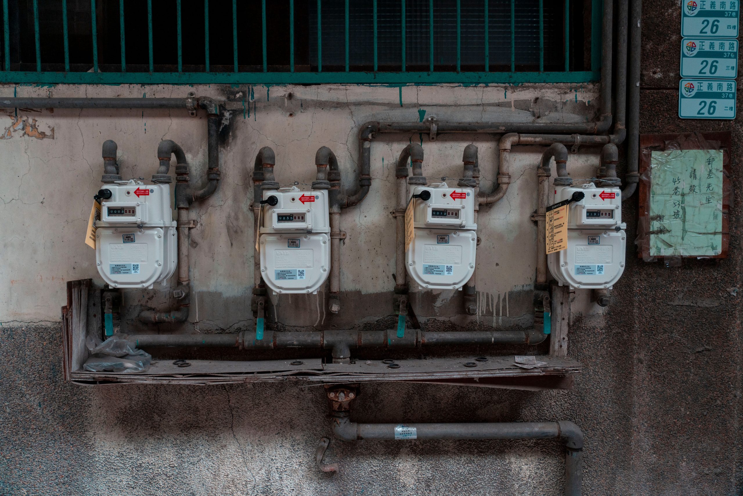 Quatre compteurs de gaz sur un mur extérieur