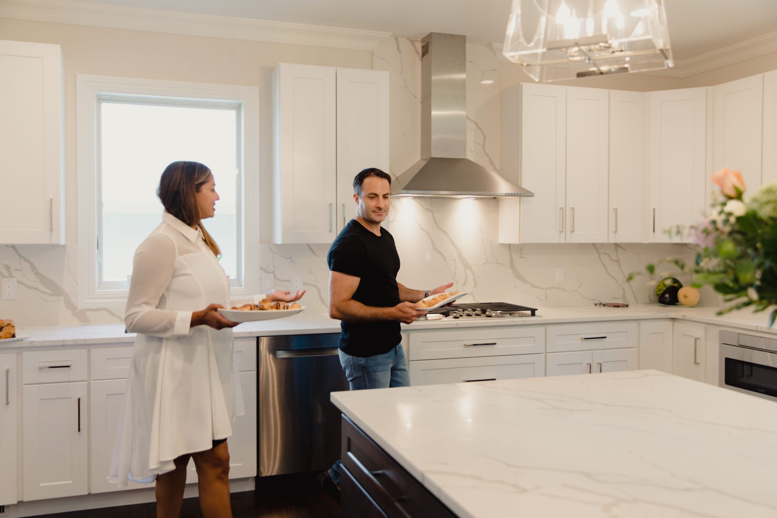 Couple cuisinant ensemble dans une cuisine moderne
