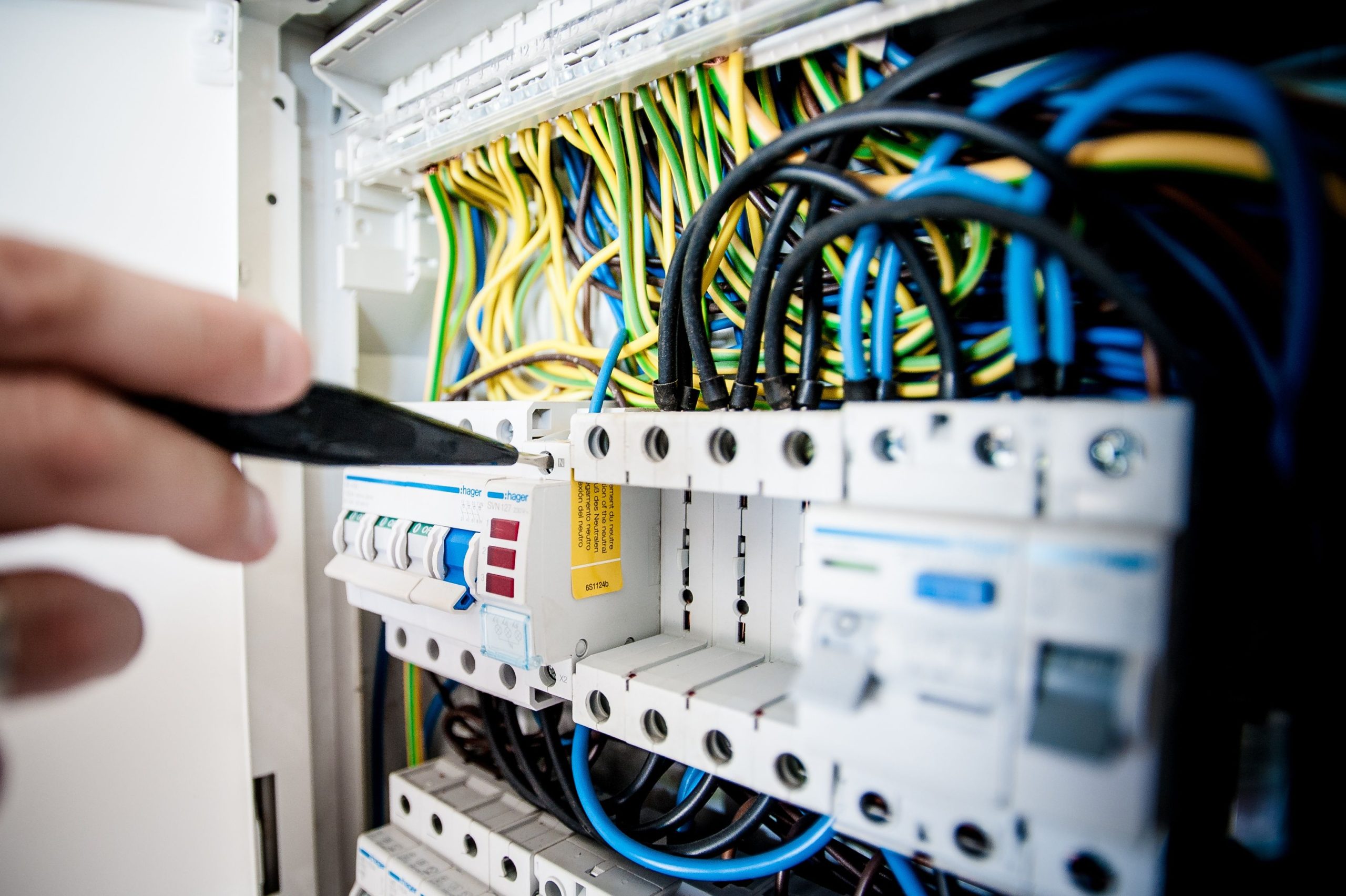 Électricien travaillant sur disjoncteur coloré