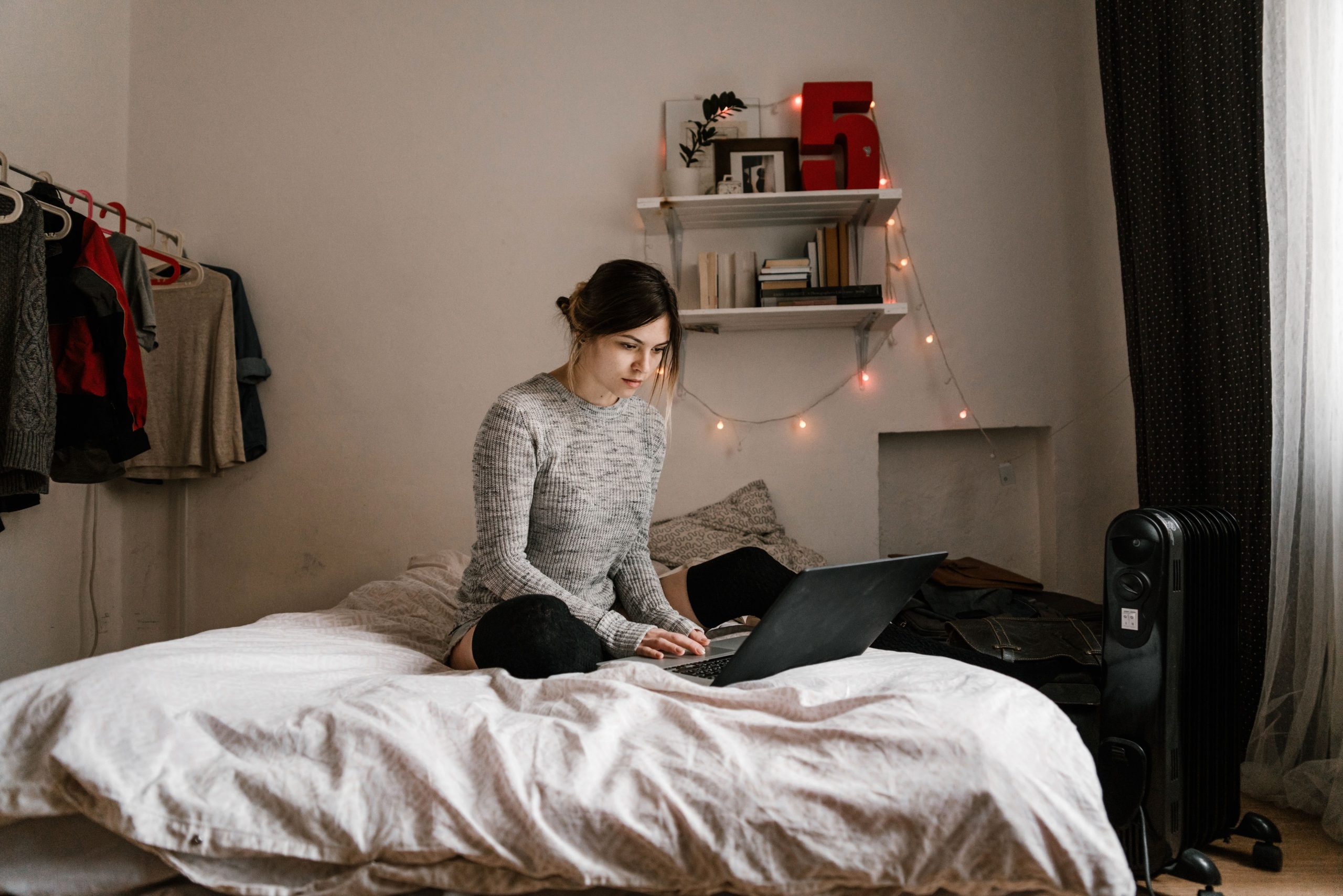 Femme travaillant confortablement dans sa chambre