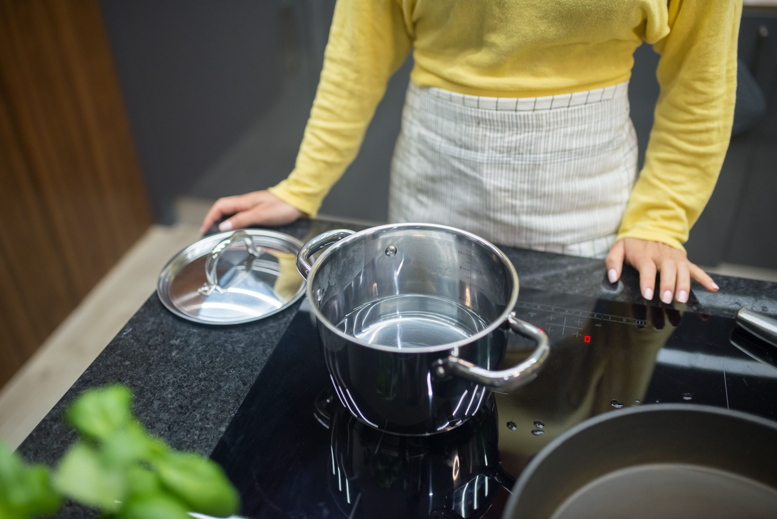 Femme cuisinant sur une plaque à induction