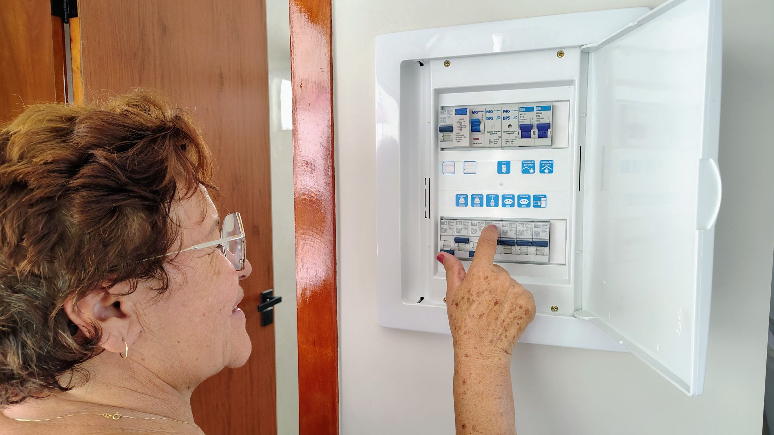 Femme ajustant panneau fusible électrique