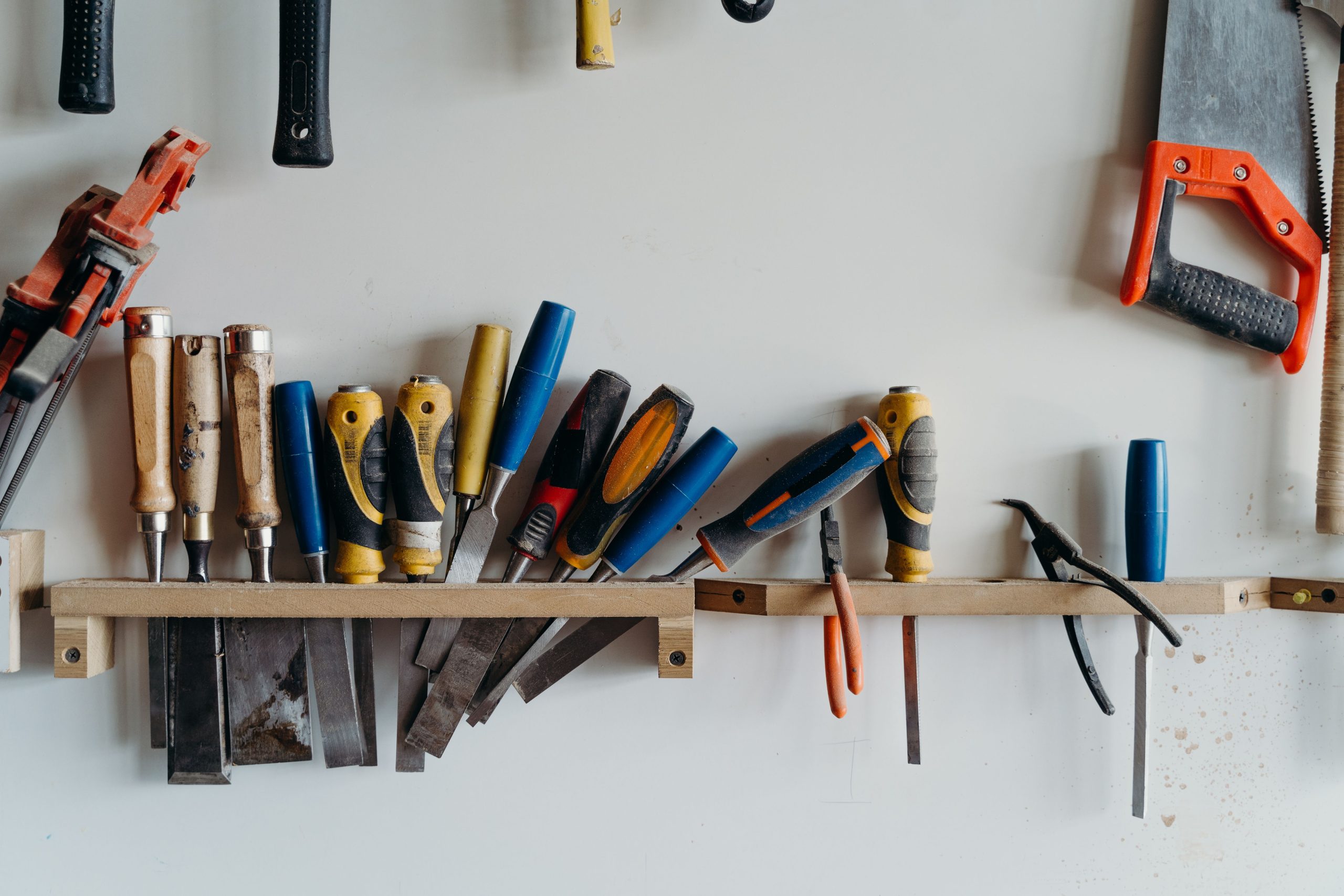 Outils à main bien rangés dans un atelier