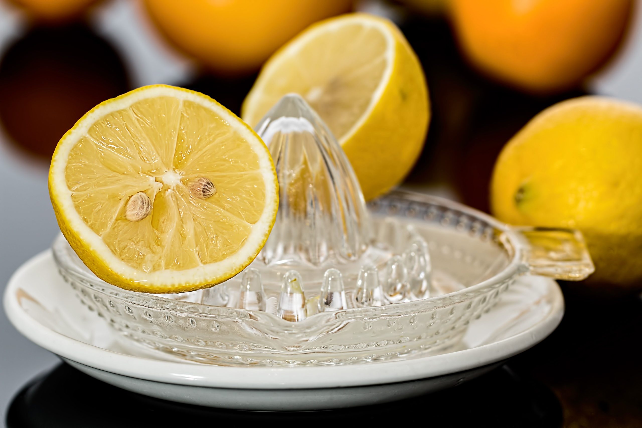 Citrons frais sur un presse-agrumes en verre