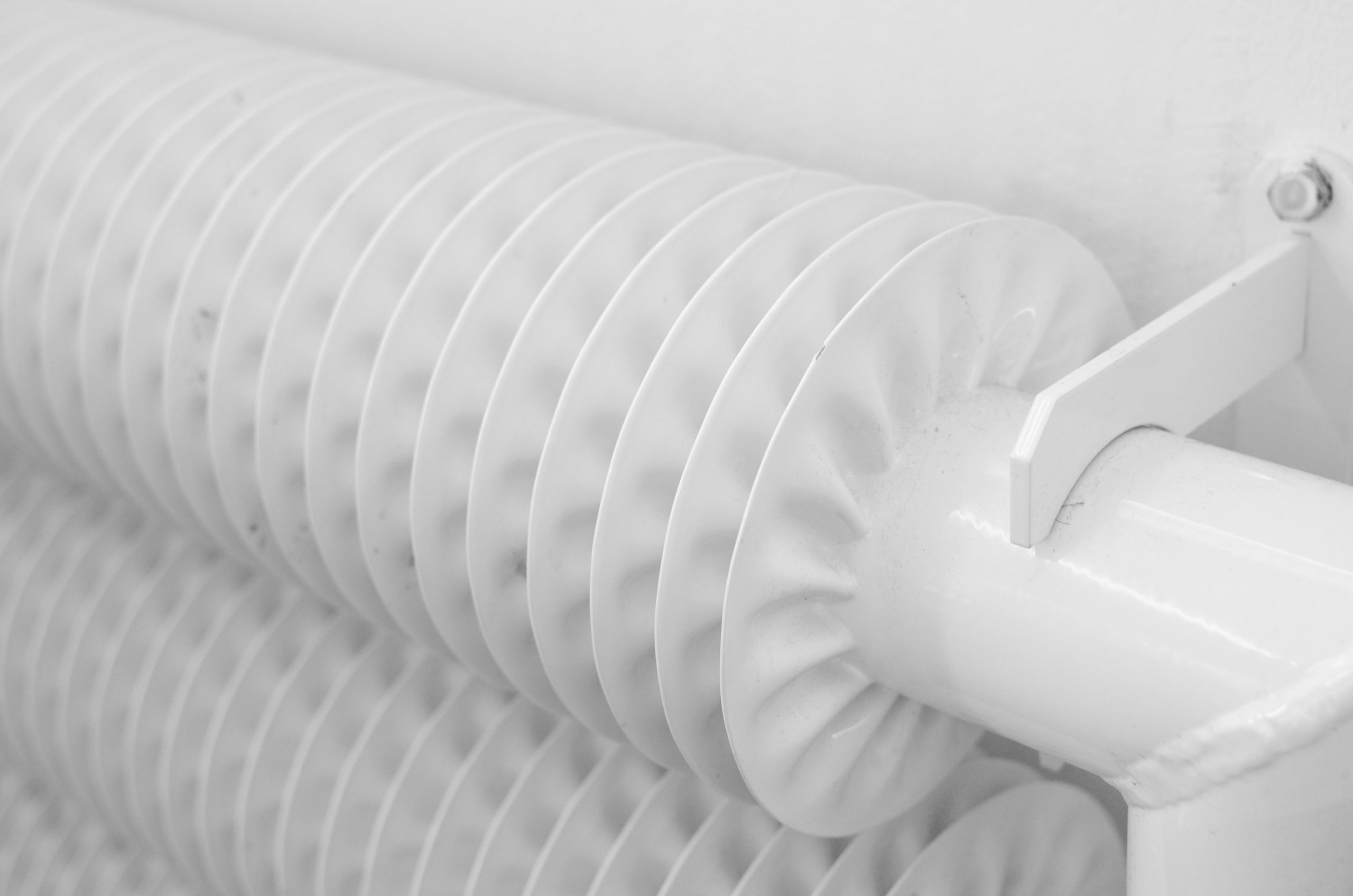 Radiateur tubulaire blanc monté mur chauffage