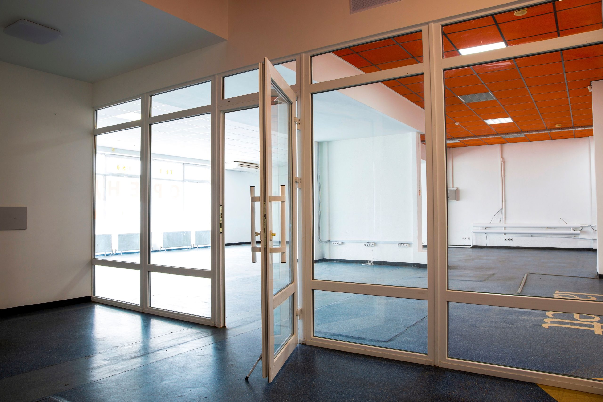 Verrière de bureau avec portes vitrées